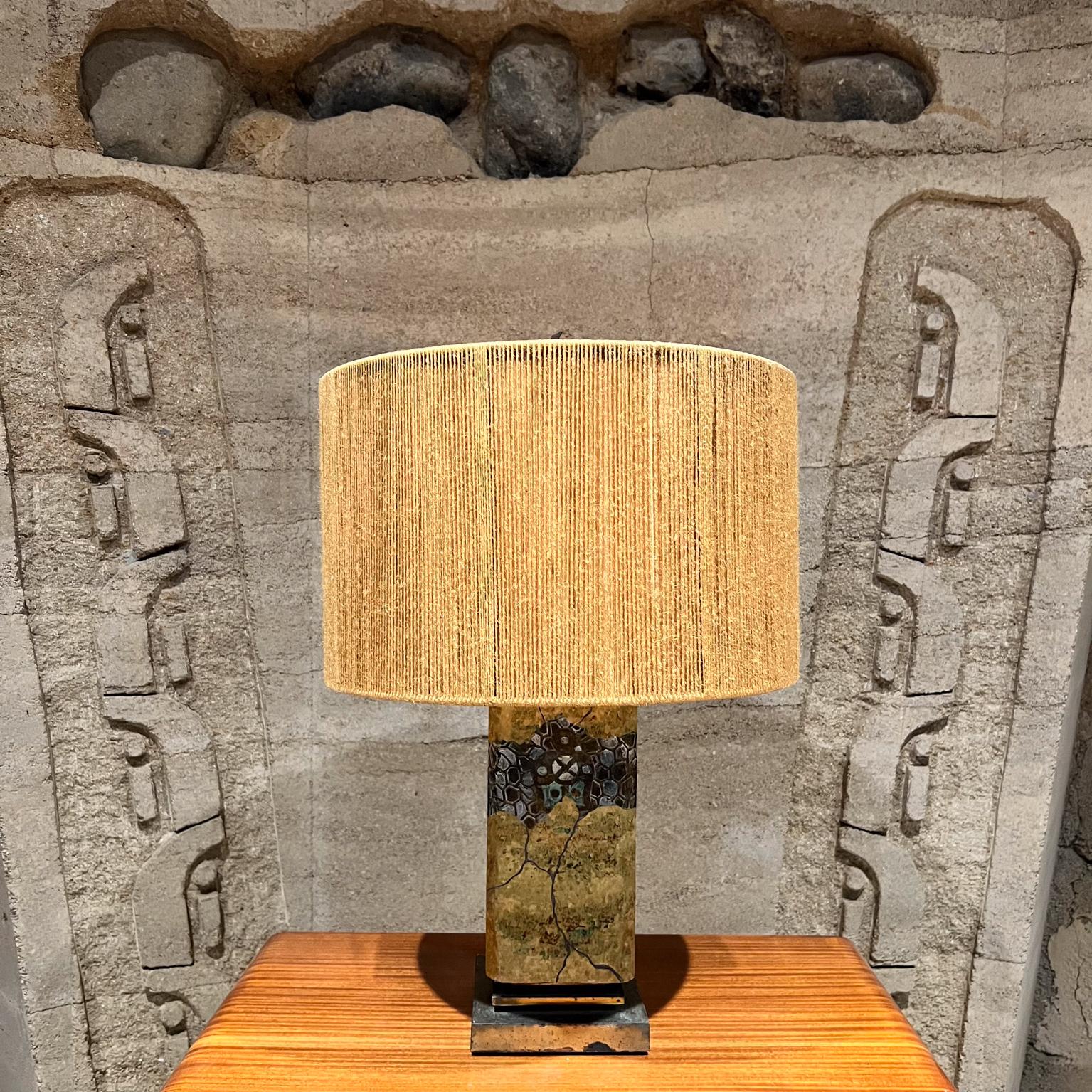 Lámpara de mesa de latón patinado de los años 70 Cerámica artística en venta 10