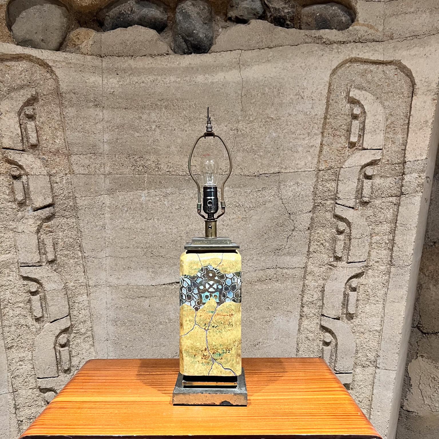 Lámpara de mesa de latón patinado de los años 70 Cerámica artística Moderno de mediados de siglo en venta
