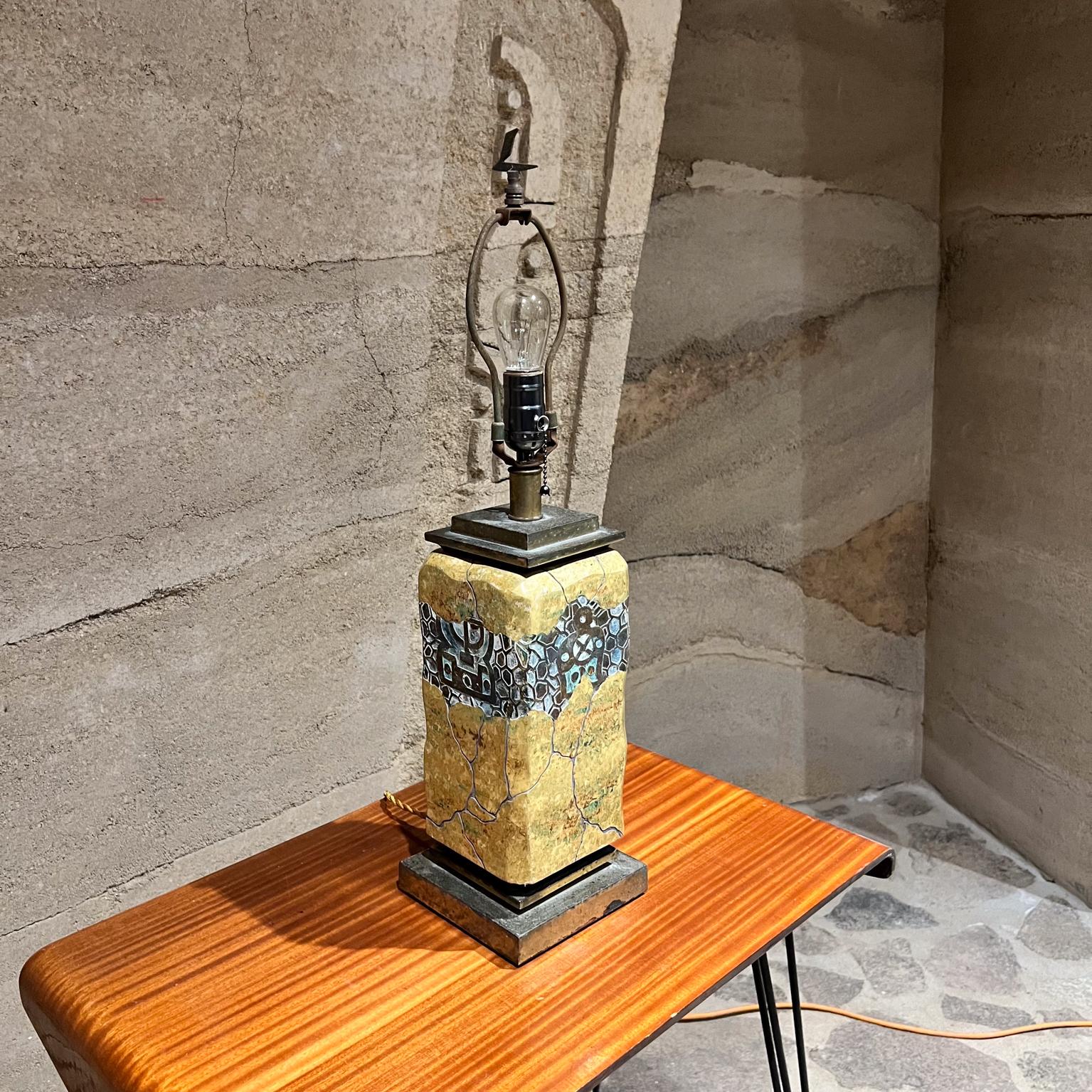 Lámpara de mesa de latón patinado de los años 70 Cerámica artística finales del siglo XX en venta