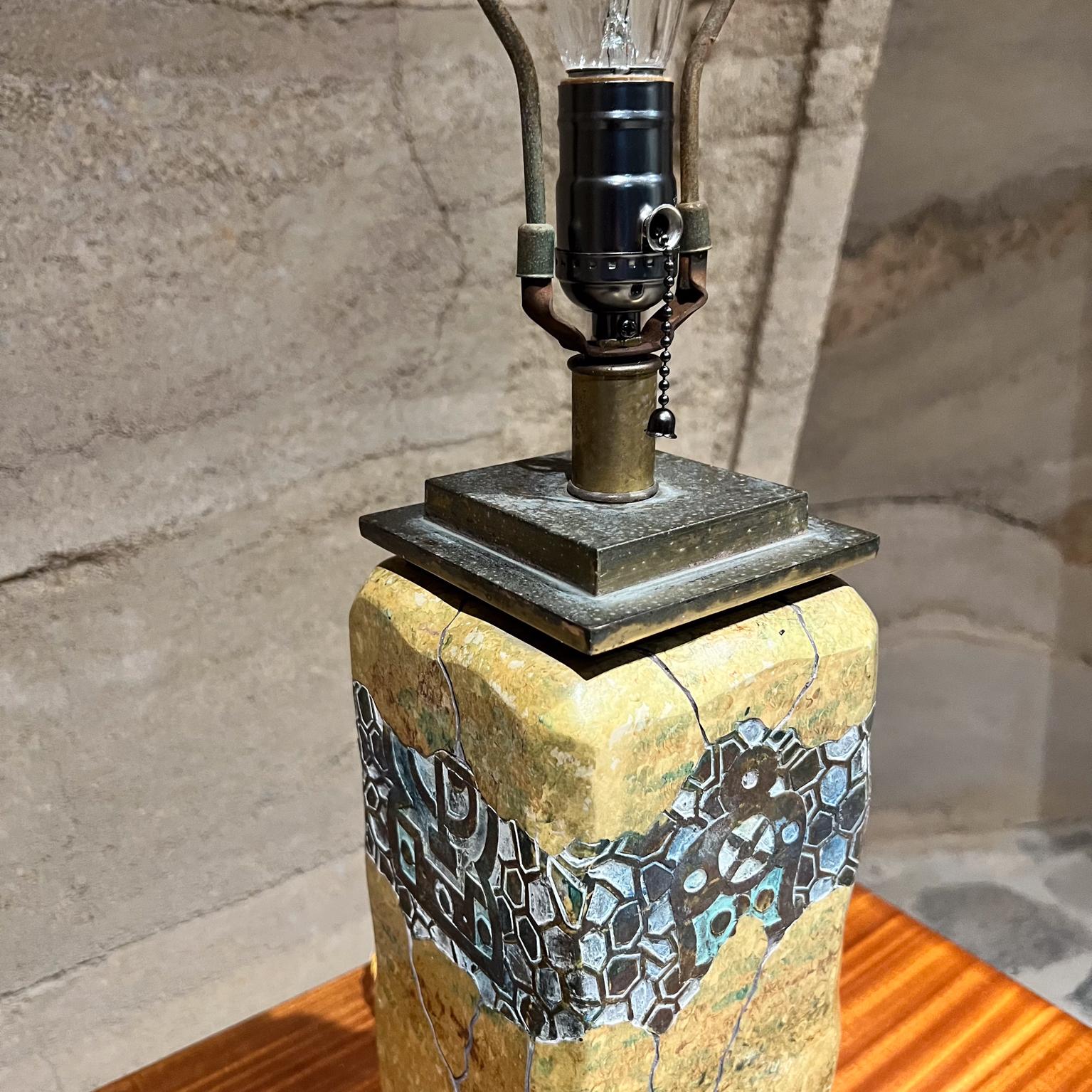 Lámpara de mesa de latón patinado de los años 70 Cerámica artística Latón en venta