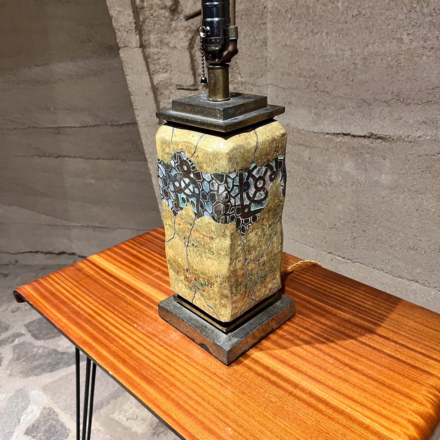 Lámpara de mesa de latón patinado de los años 70 Cerámica artística en venta 3