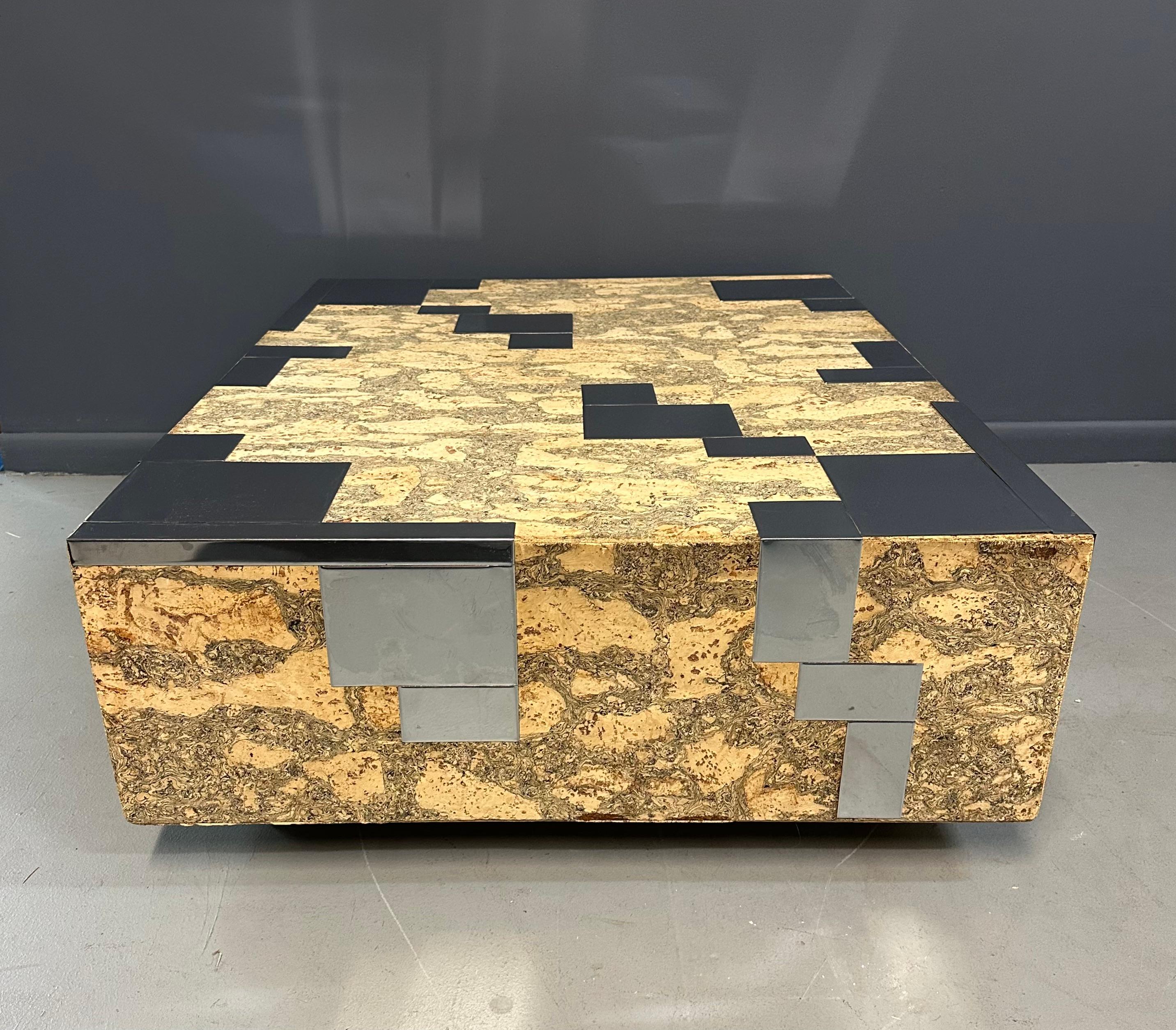 20ième siècle Table basse de style Paul Evans des années 1970 en liège et acier inoxydable sur socle en vente