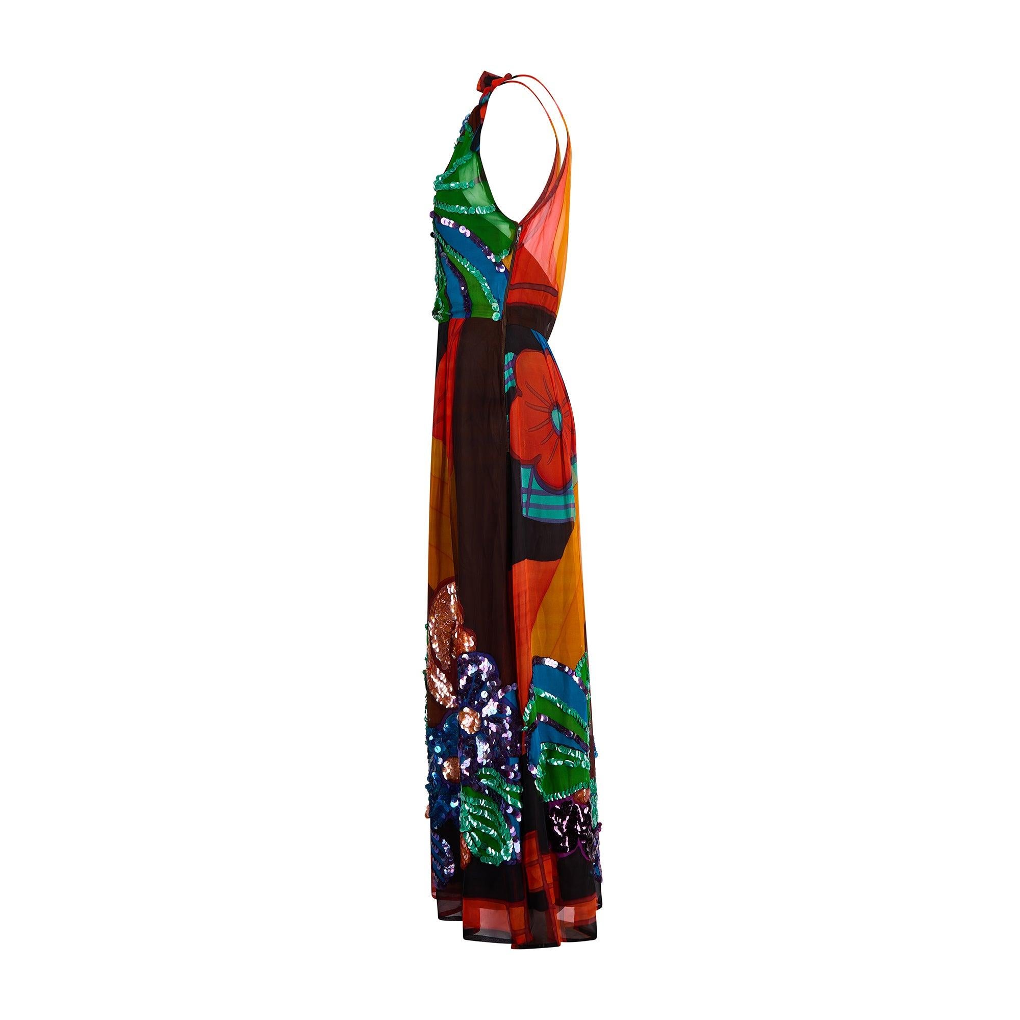 Dieses auffällige Maxikleid aus den 1970er Jahren wurde vom französischen Modeschöpfer Paul-Louis Orrier entworfen. Die innovativen Entwürfe des Designers wurden in den 1970er und 1980er Jahren bekannt, als er europäische Königshäuser und