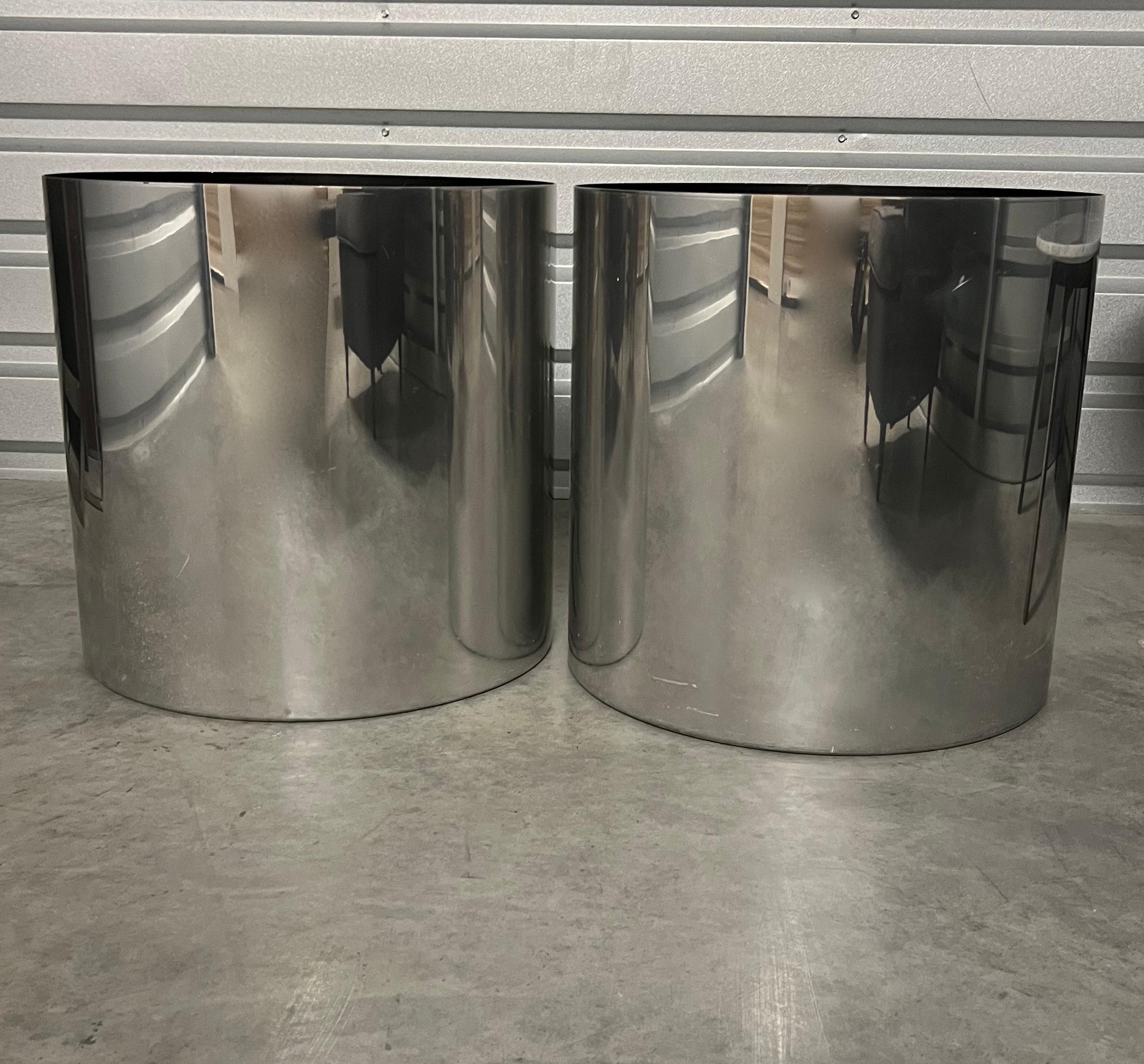 Set of two extra-large 1970's Architectural Supplements Planters designed by Paul Mayan for  International Habitat Architectural Supplements of NYC.  The planters feature a modern minimalist design in a shiny mirrored chrome finish.  These are 

The