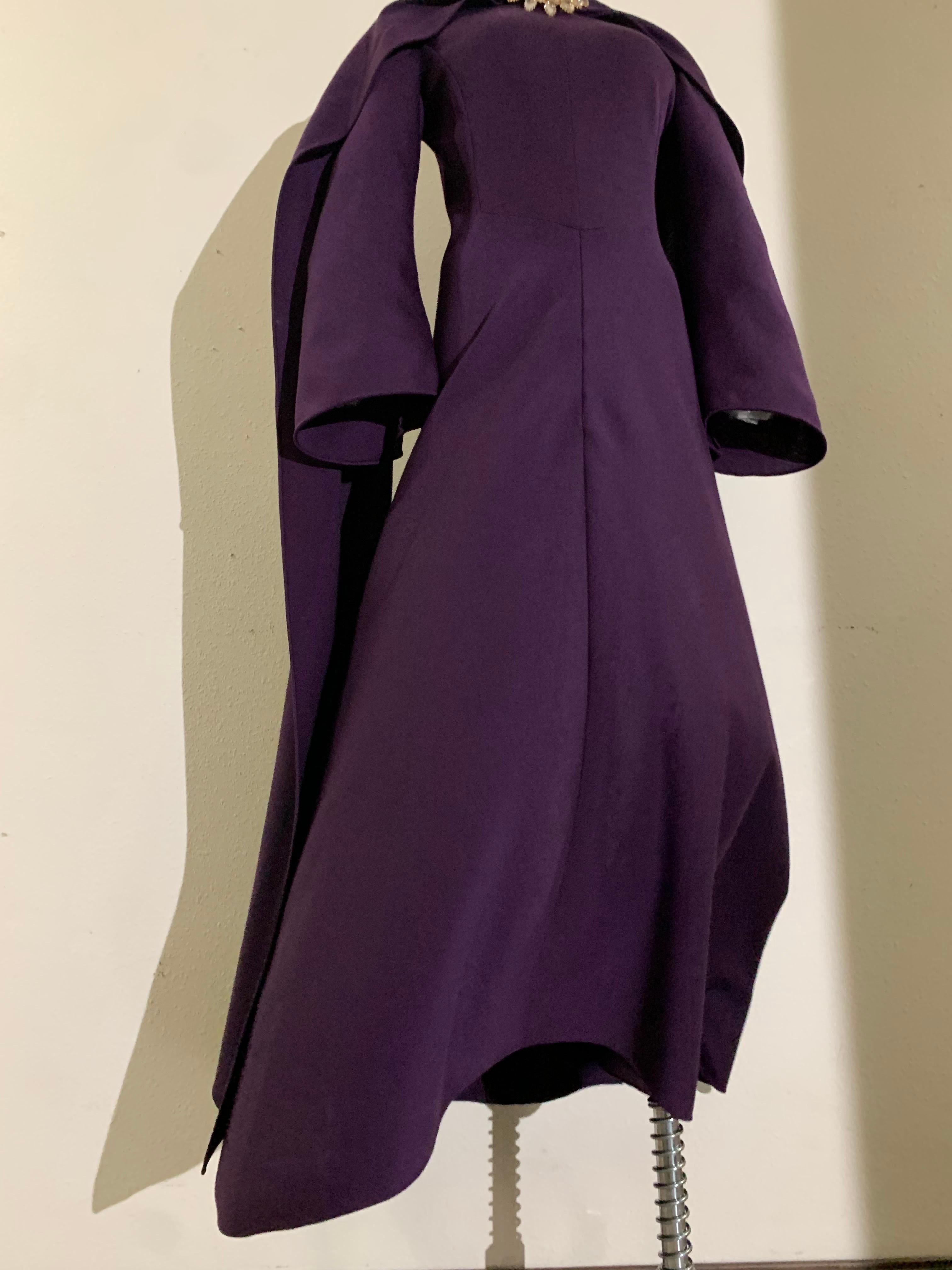 1970s Pauline Trigere Maxi vestido de punto de lana berenjena con foulard joya en venta 5
