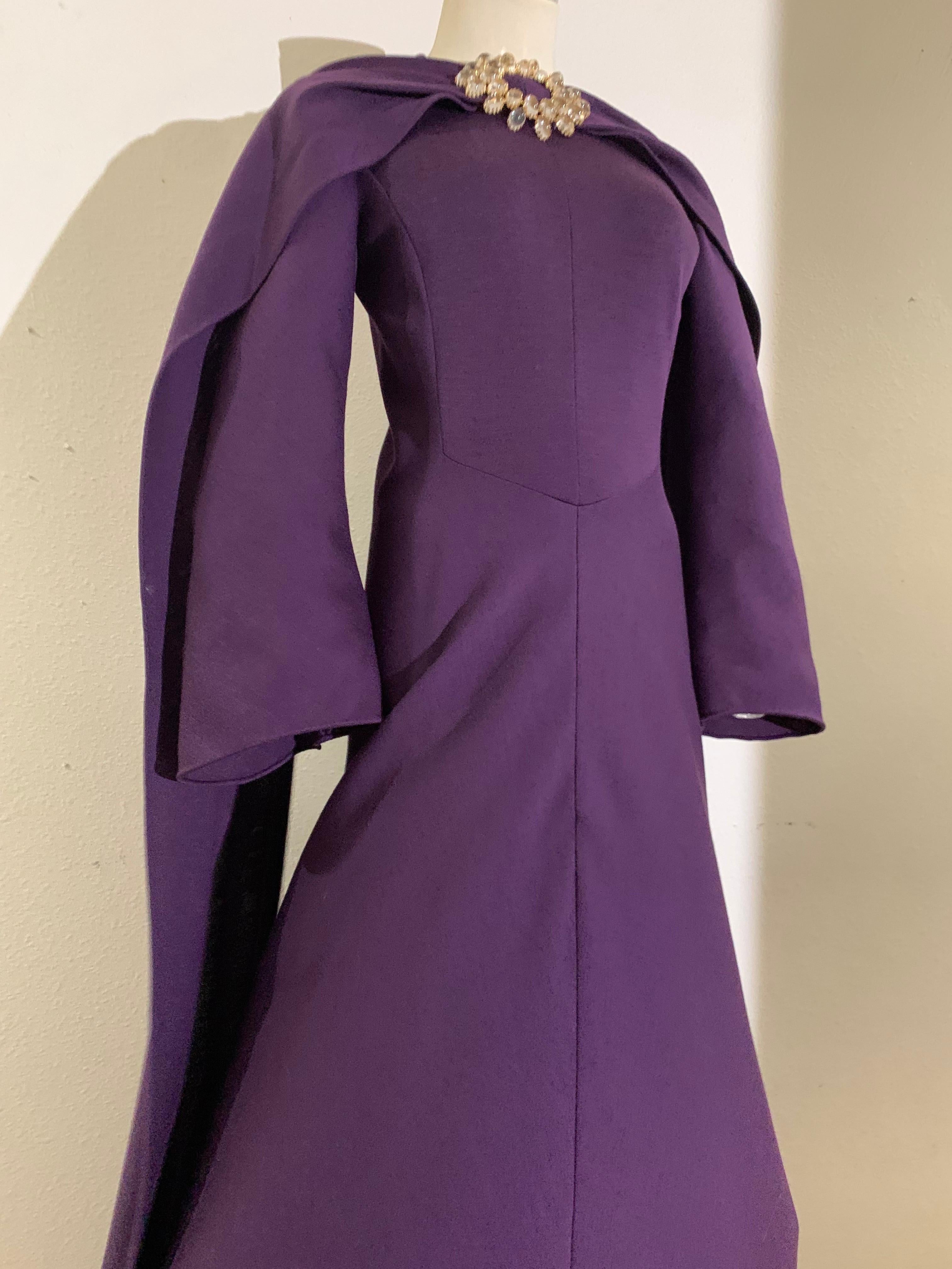 1970s Pauline Trigere Maxi vestido de punto de lana berenjena con foulard joya en venta 6