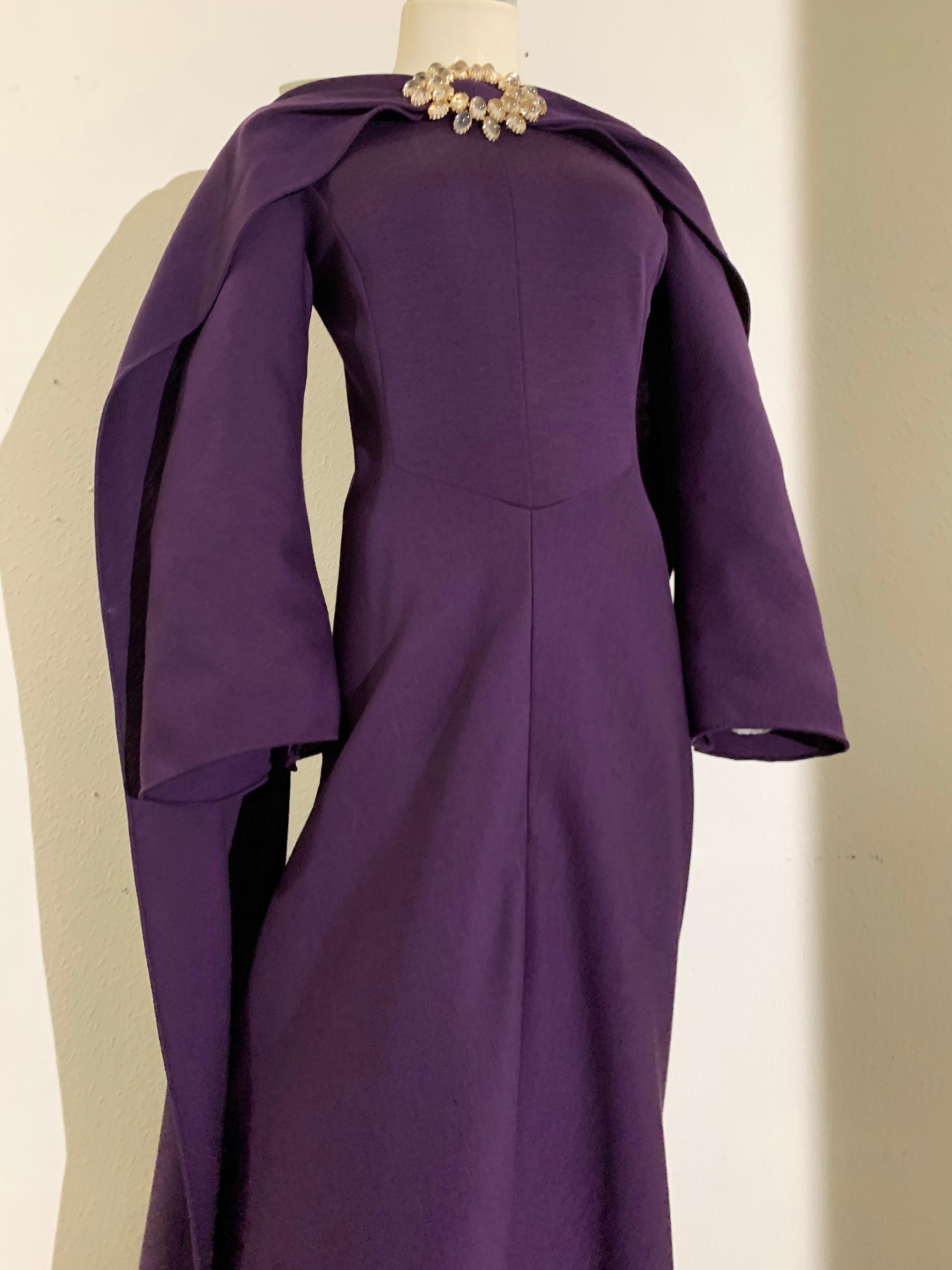 1970s Pauline Trigere Maxi vestido de punto de lana berenjena con foulard joya en venta 7