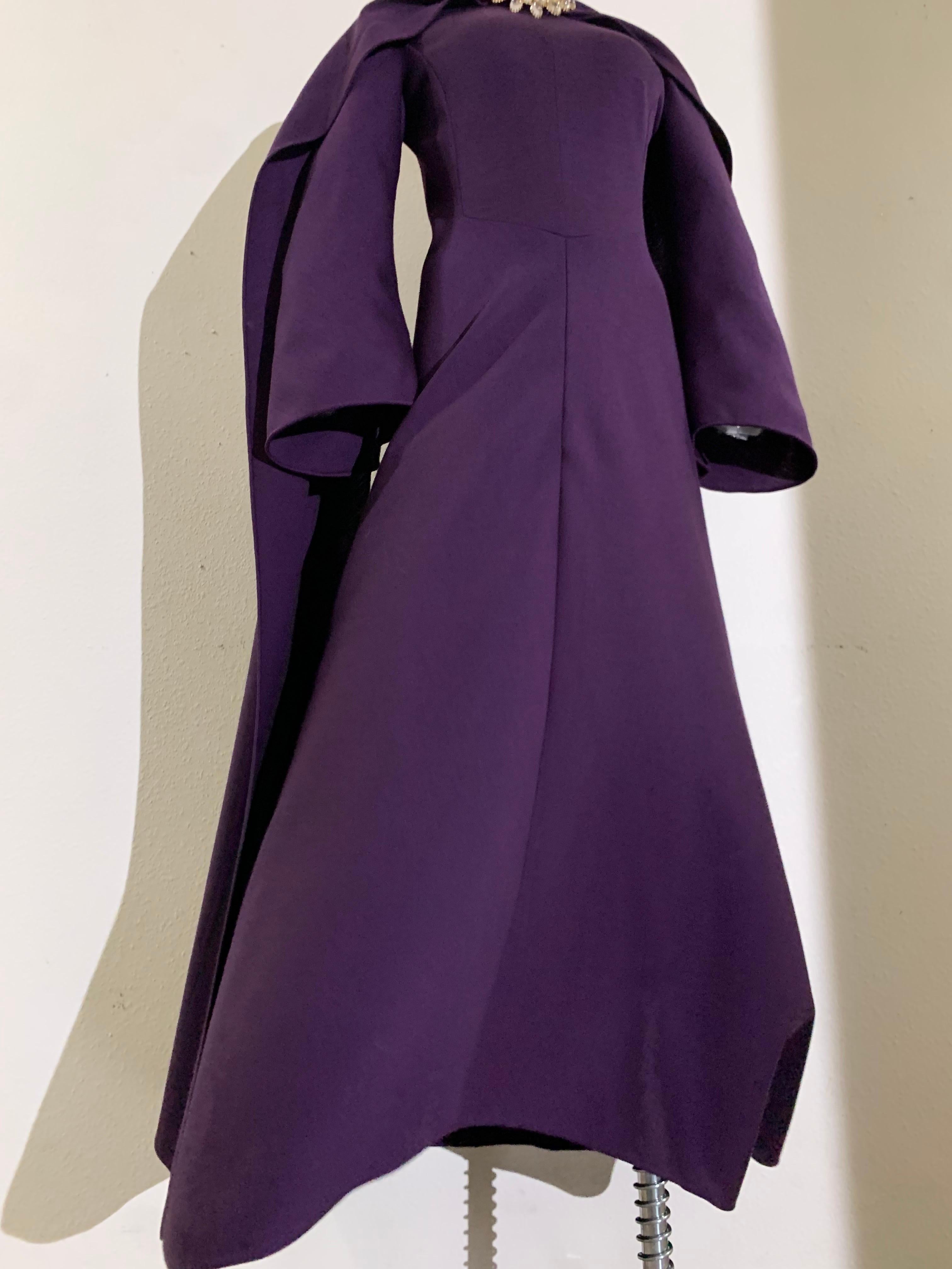 1970s Pauline Trigere Maxi vestido de punto de lana berenjena con foulard joya en venta 8