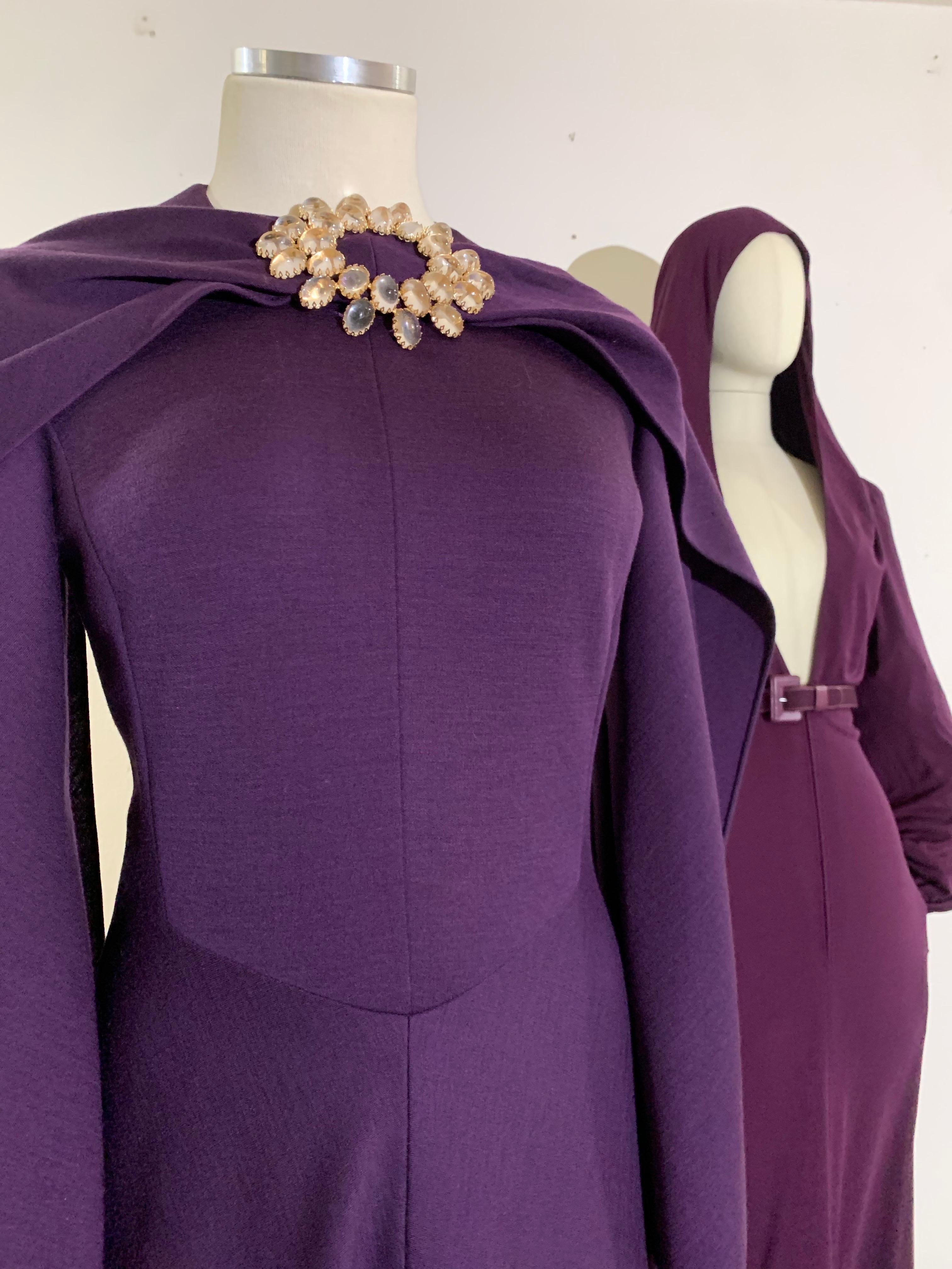 1970s Pauline Trigere Maxi vestido de punto de lana berenjena con foulard joya en venta 10