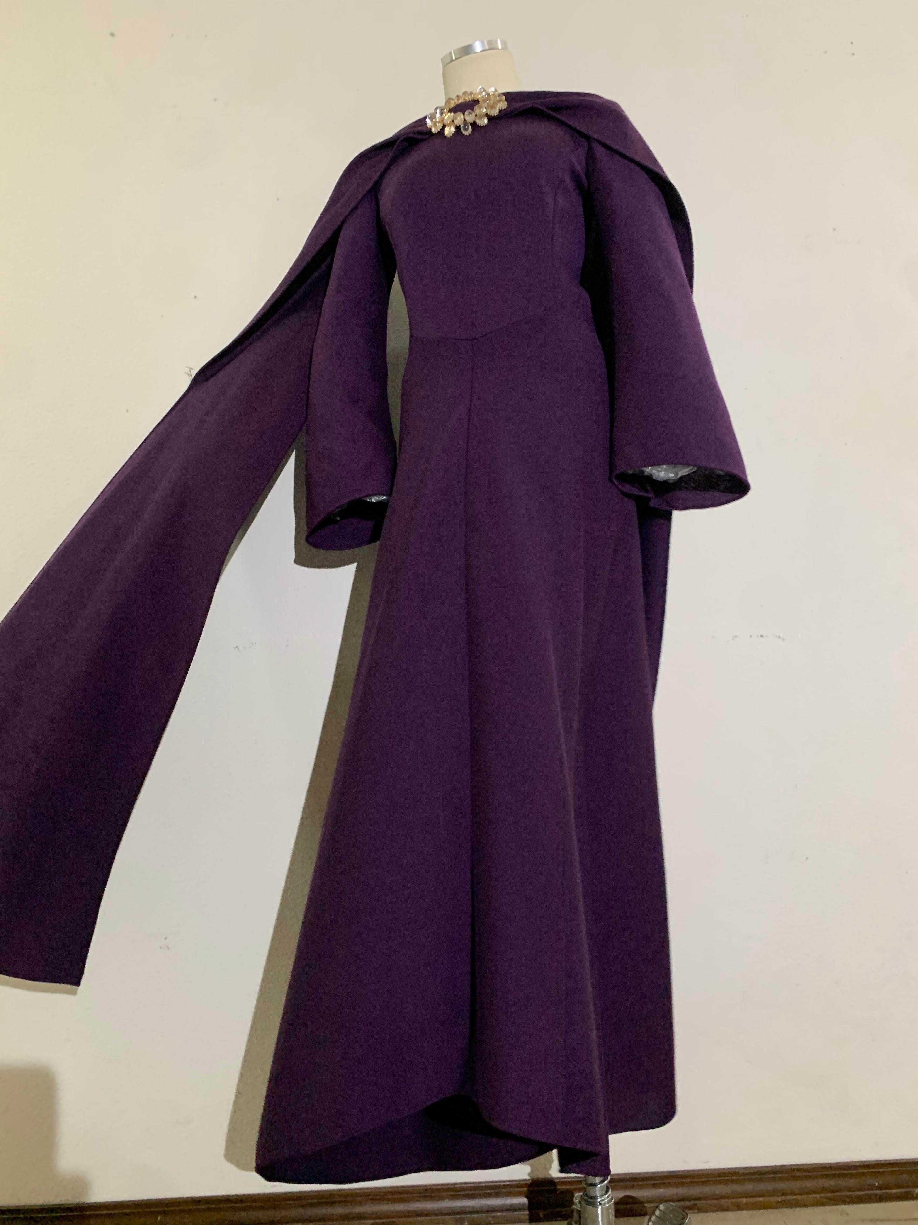 1970s Pauline Trigere Maxi vestido de punto de lana berenjena con foulard joya en venta 12