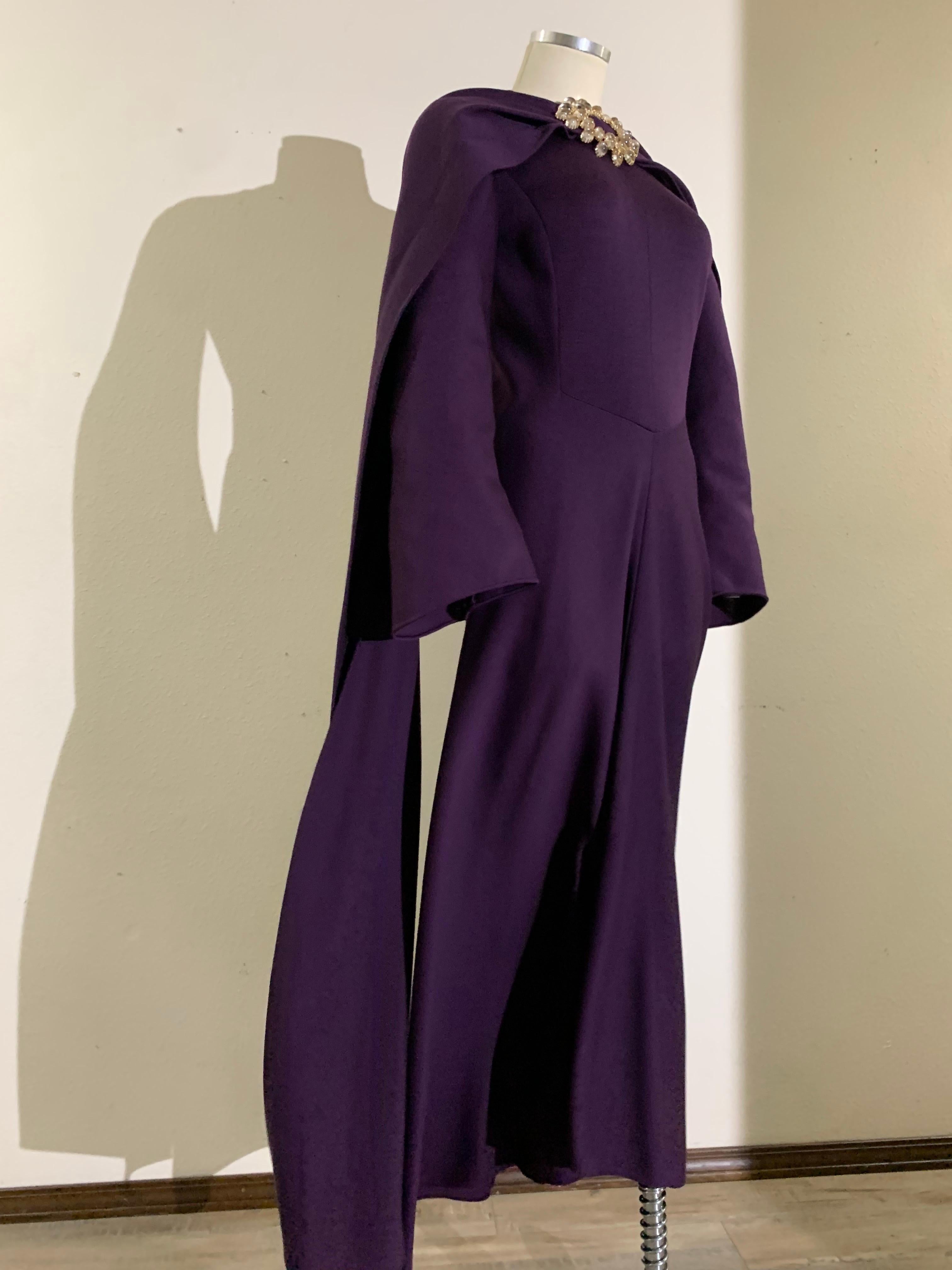 Maxi vestido de punto de lana color berenjena con foulard joya de Pauline Trigere de los años 70: Una opción de noche asombrosamente sencilla de una icónica diseñadora estadounidense. El vestido de dos piezas es un corpiño ajustado con falda de