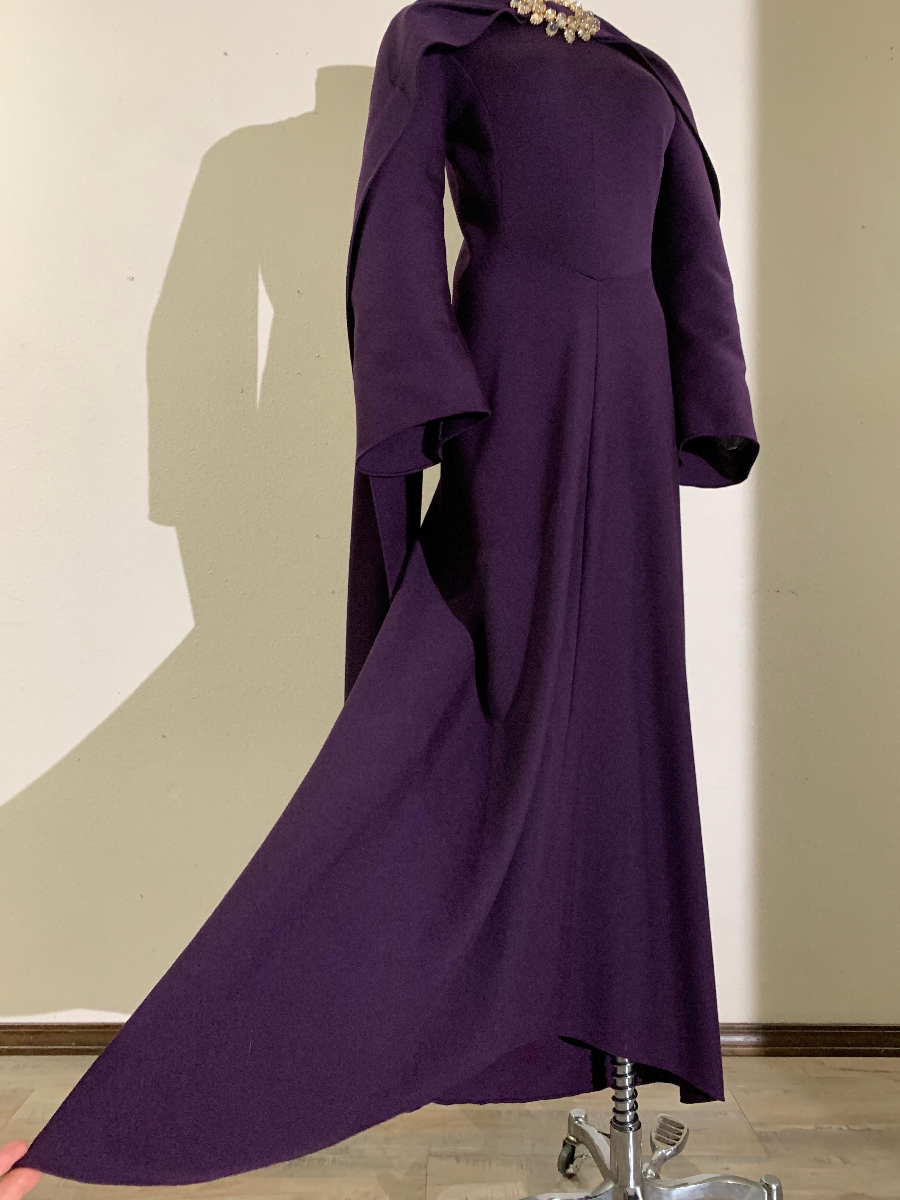 1970s Pauline Trigere Maxi vestido de punto de lana berenjena con foulard joya Negro en venta