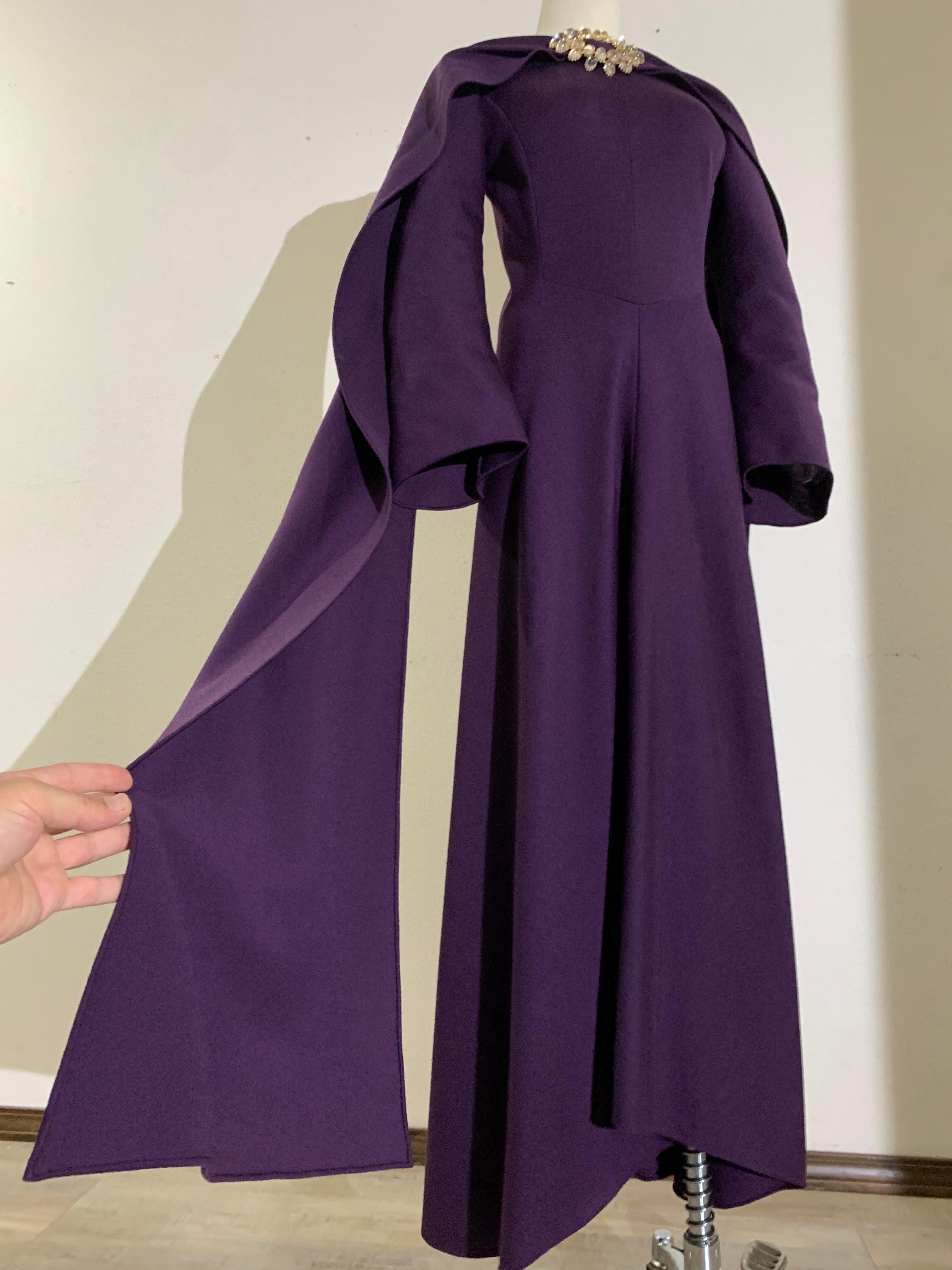 1970s Pauline Trigere Maxi vestido de punto de lana berenjena con foulard joya en Excelente estado para la venta en Gresham, OR