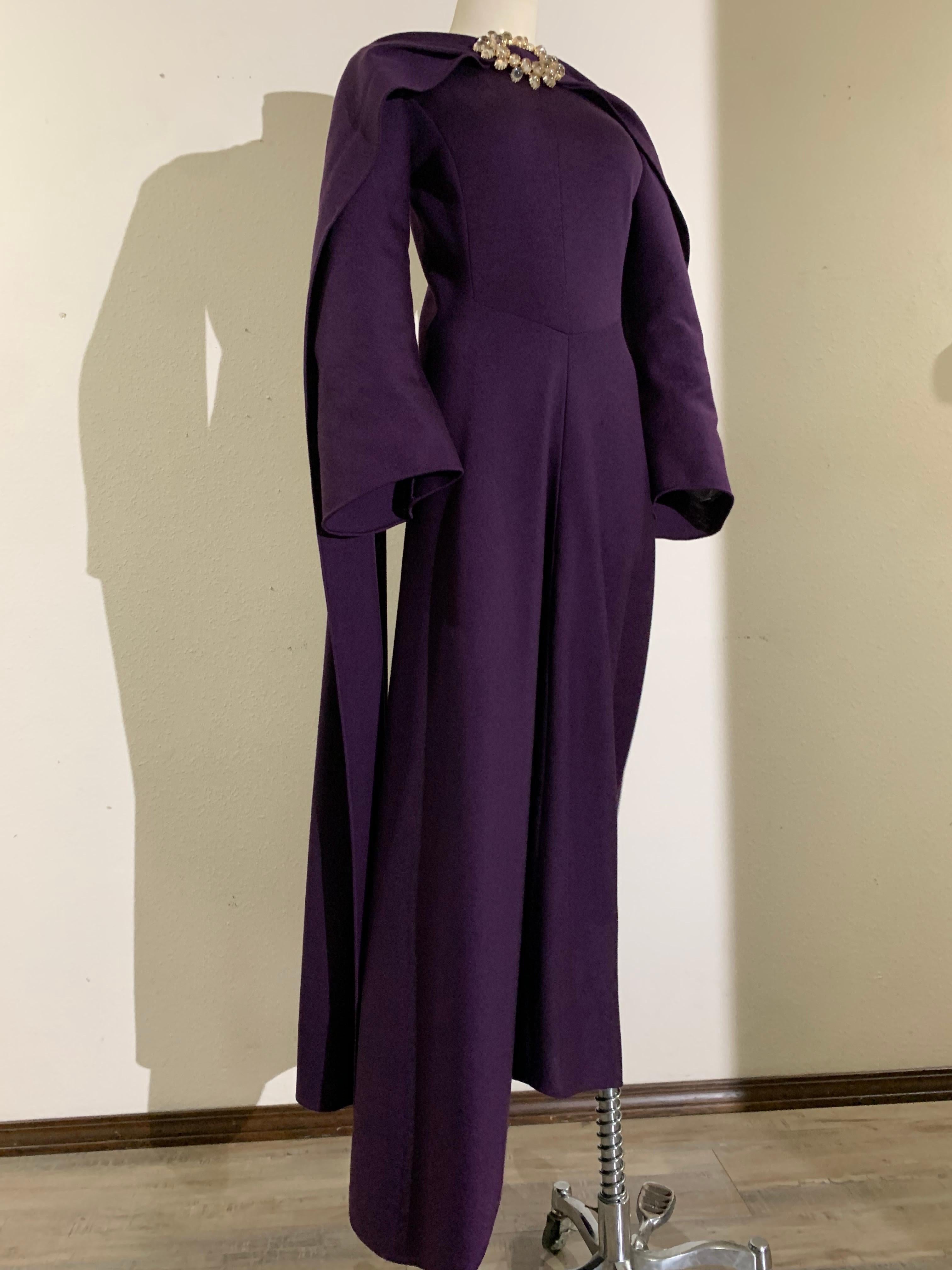 De las mujeres 1970s Pauline Trigere Maxi vestido de punto de lana berenjena con foulard joya en venta