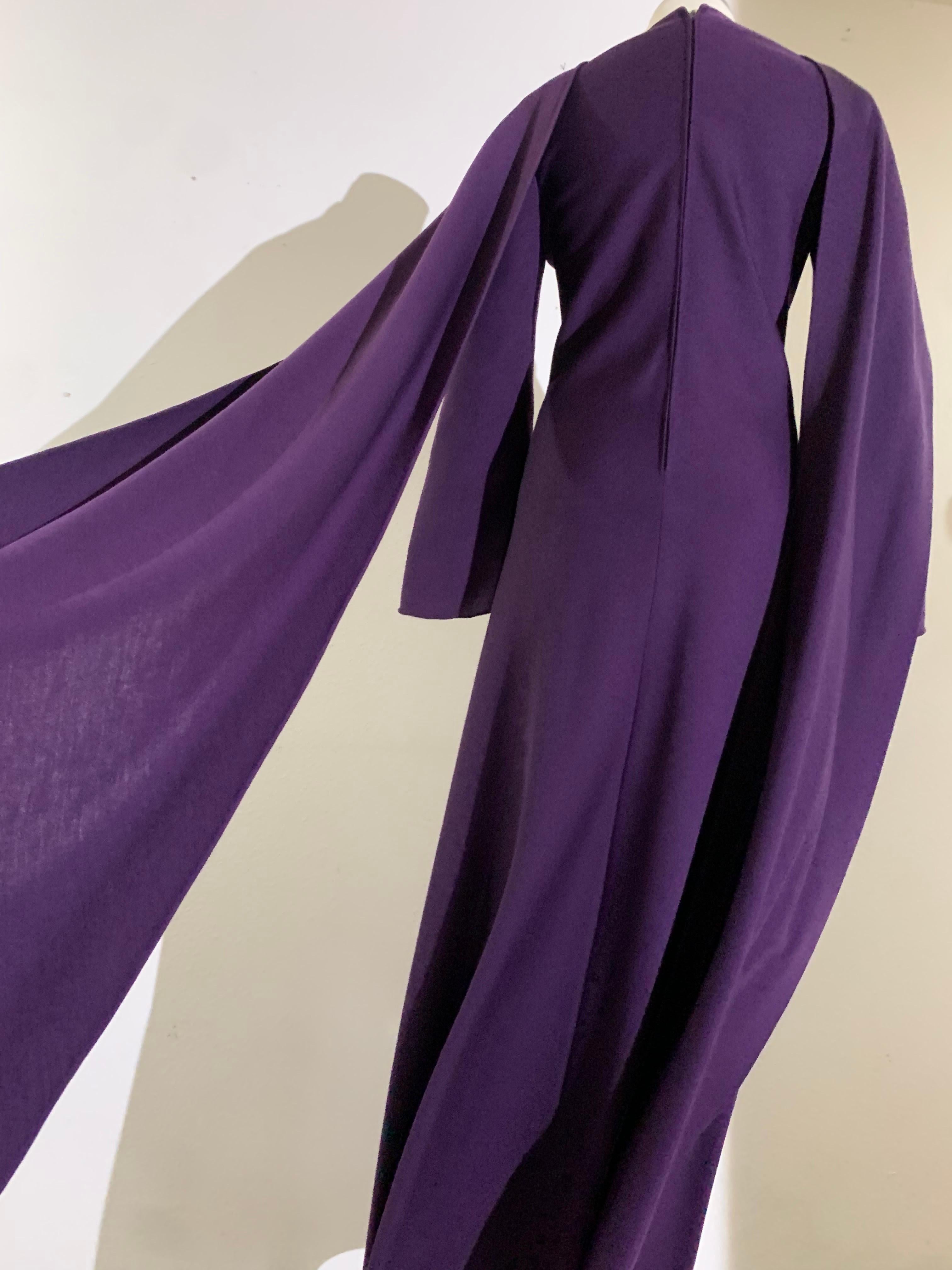 1970s Pauline Trigere Maxi vestido de punto de lana berenjena con foulard joya en venta 1