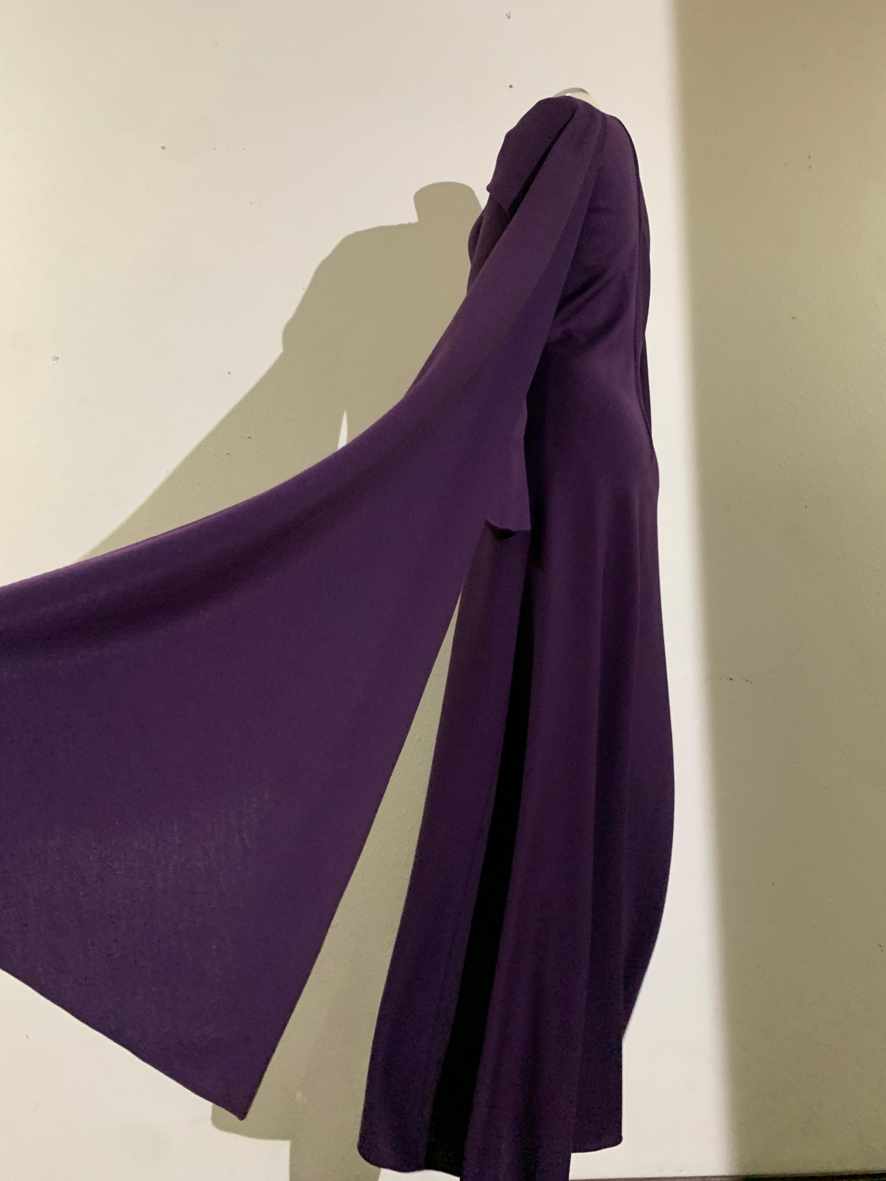 1970s Pauline Trigere Maxi vestido de punto de lana berenjena con foulard joya en venta 2