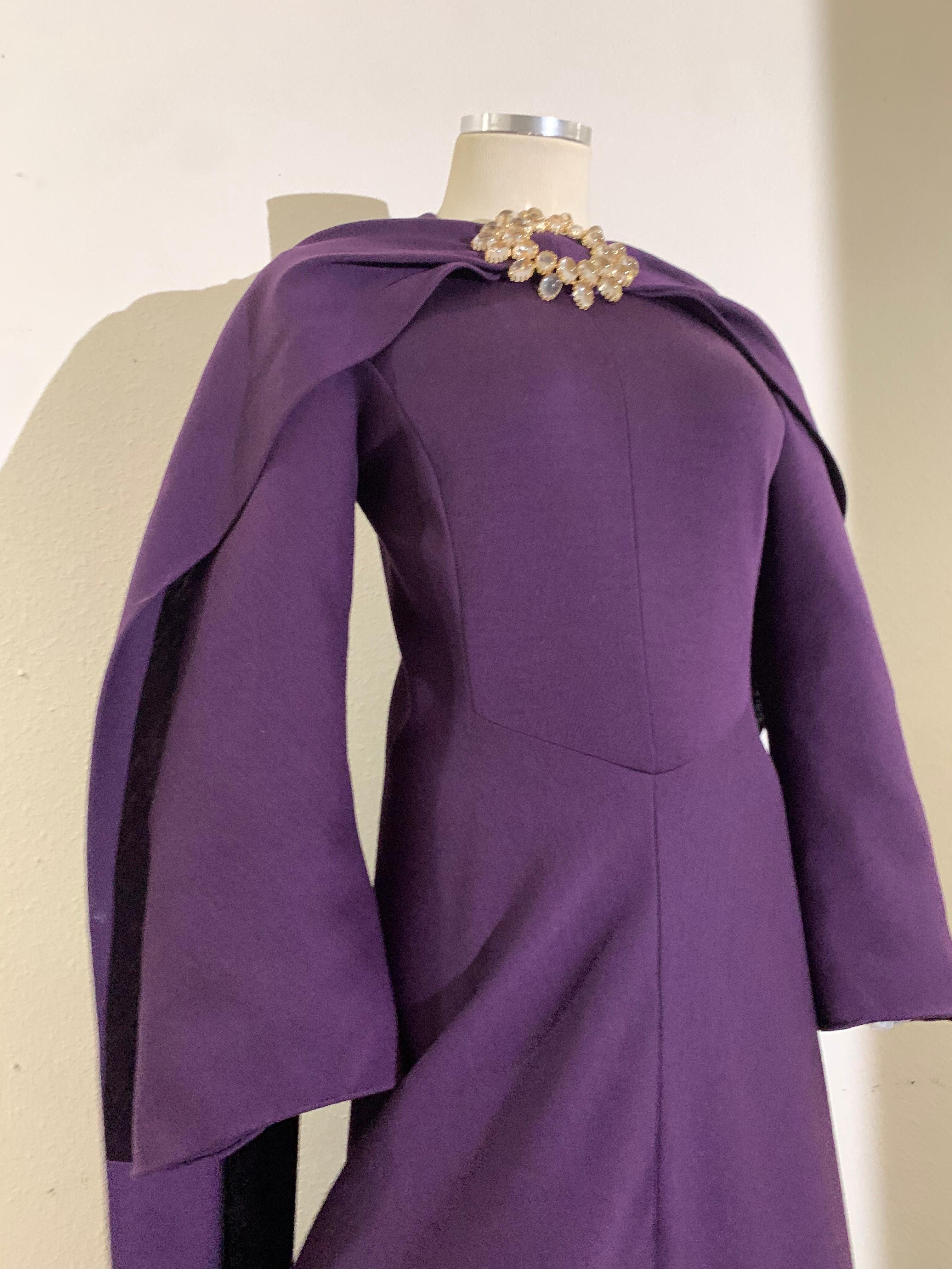 1970s Pauline Trigere Maxi vestido de punto de lana berenjena con foulard joya en venta 3