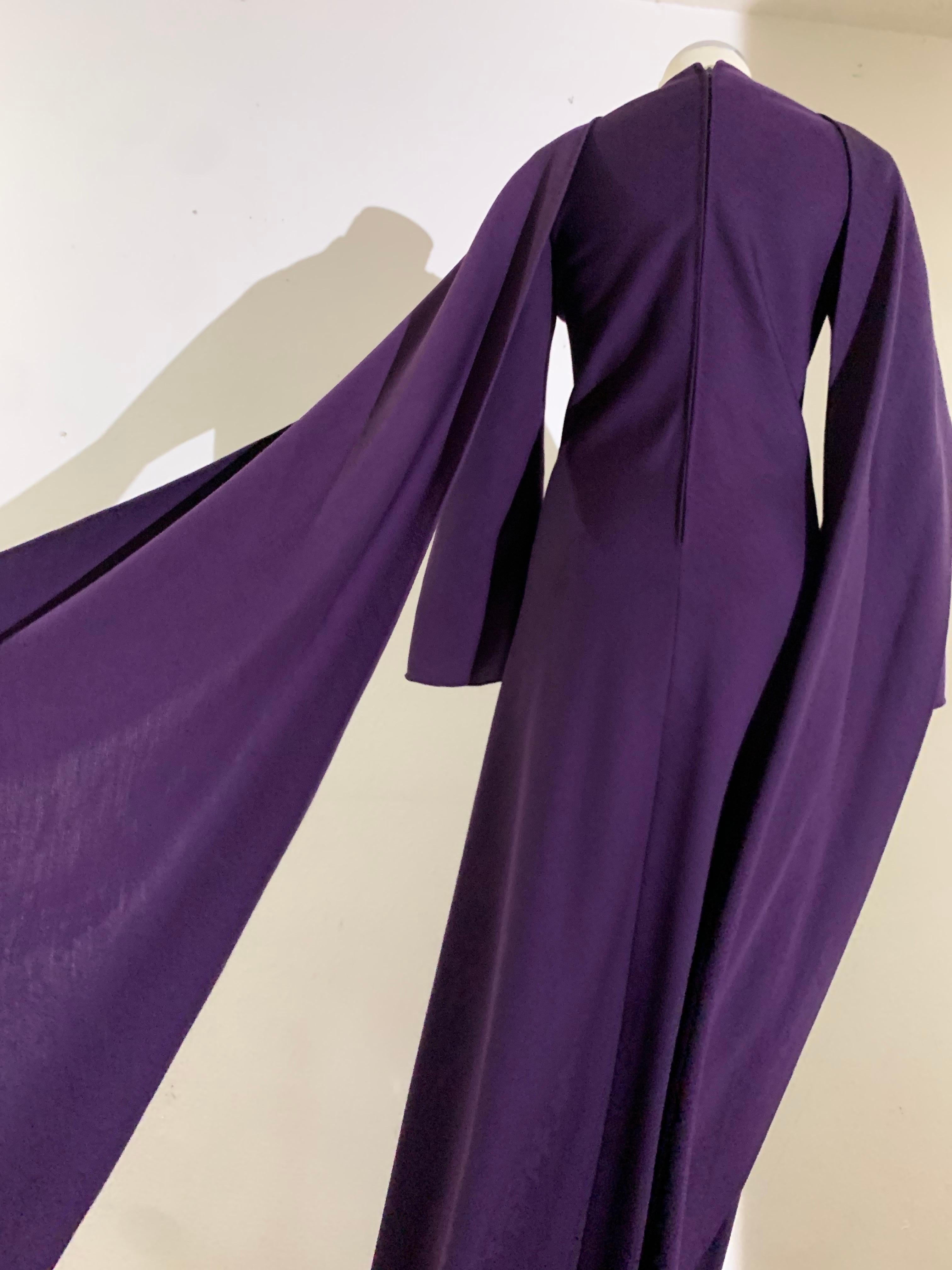 1970s Pauline Trigere Maxi vestido de punto de lana berenjena con foulard joya en venta 4