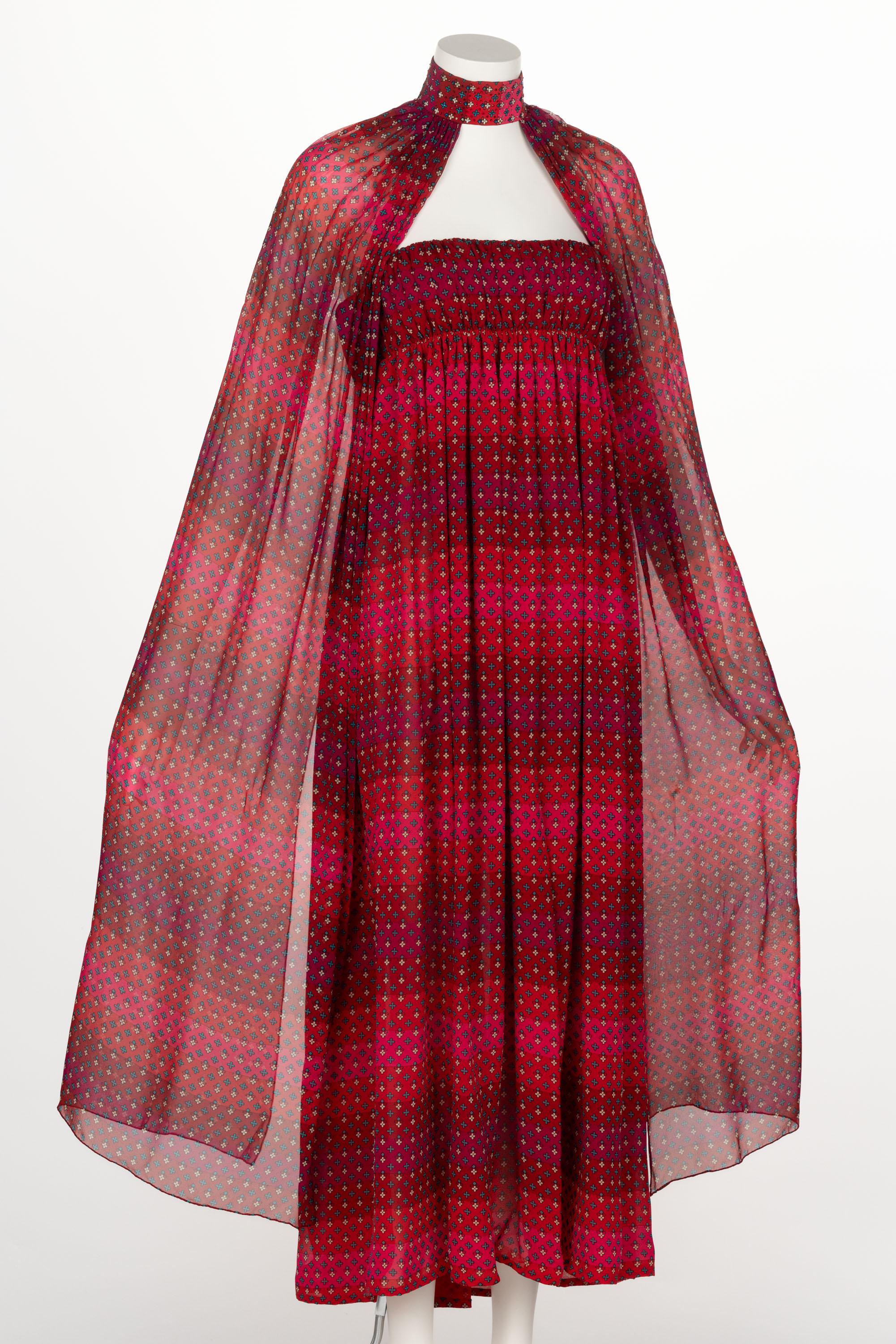 1970s  Pauline Trigère - Ensemble robe bustier et cape imprimé rouge Excellent état - En vente à Boca Raton, FL