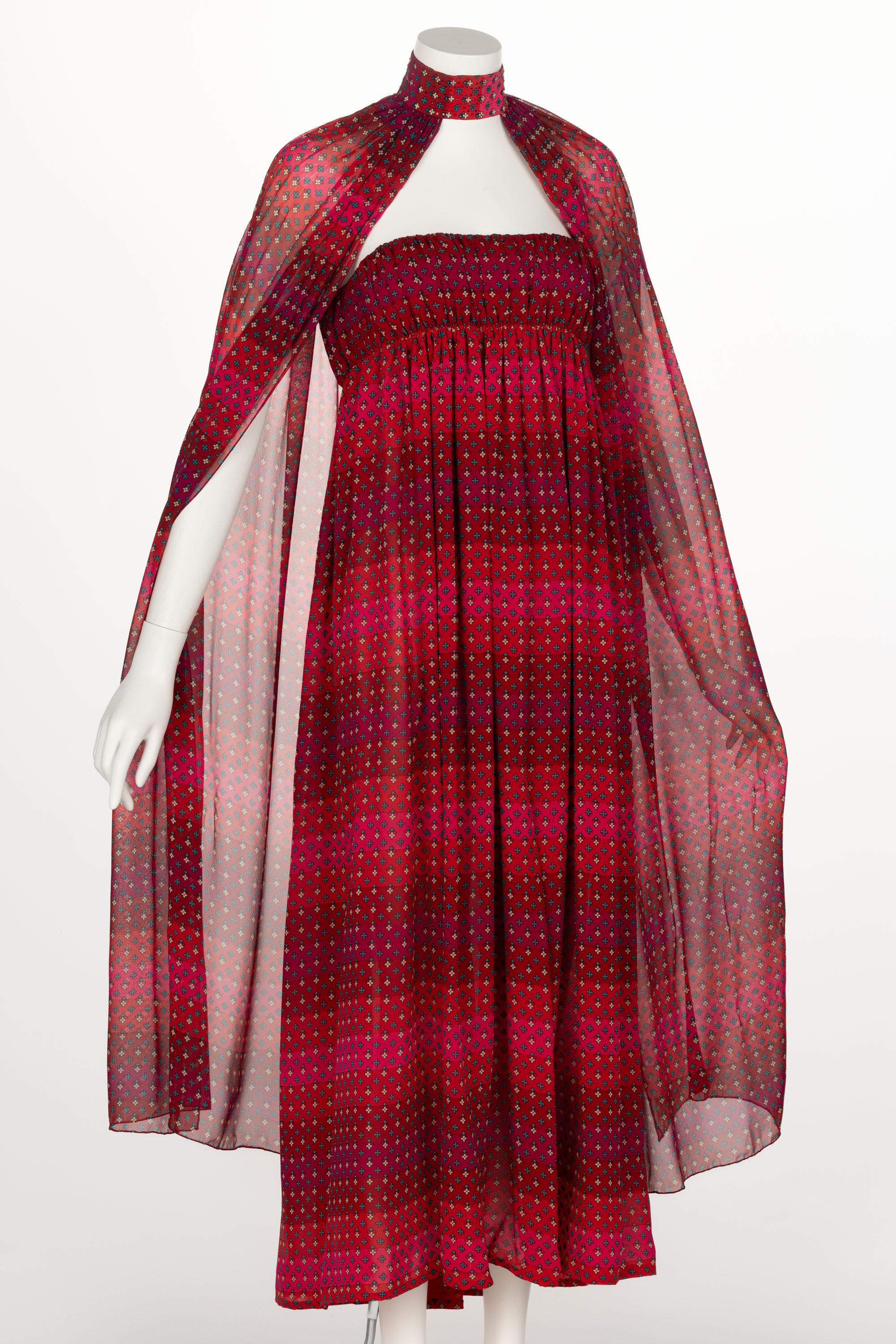 1970s  Pauline Trigère - Ensemble robe bustier et cape imprimé rouge Pour femmes en vente