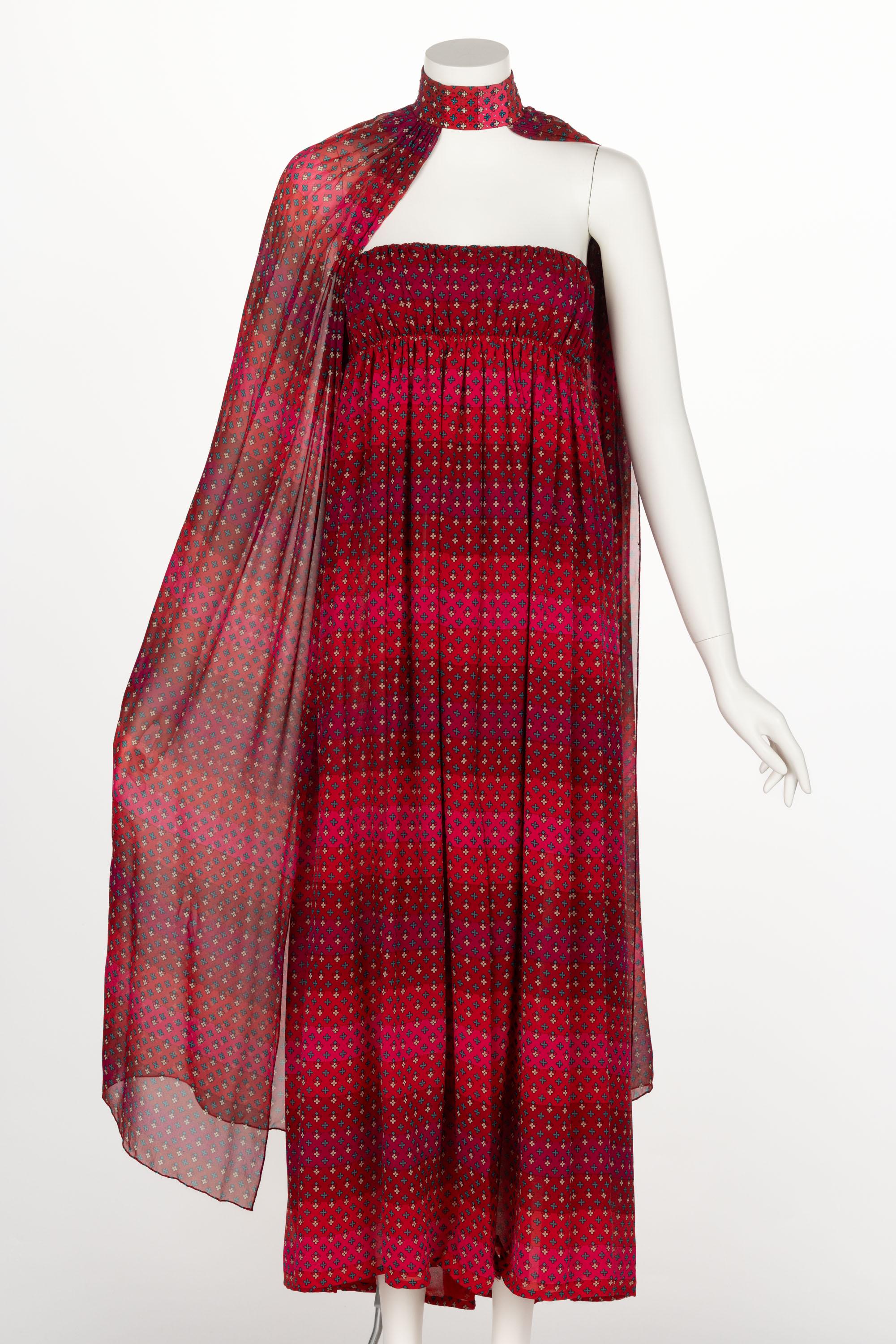 1970s  Pauline Trigère - Ensemble robe bustier et cape imprimé rouge en vente 1
