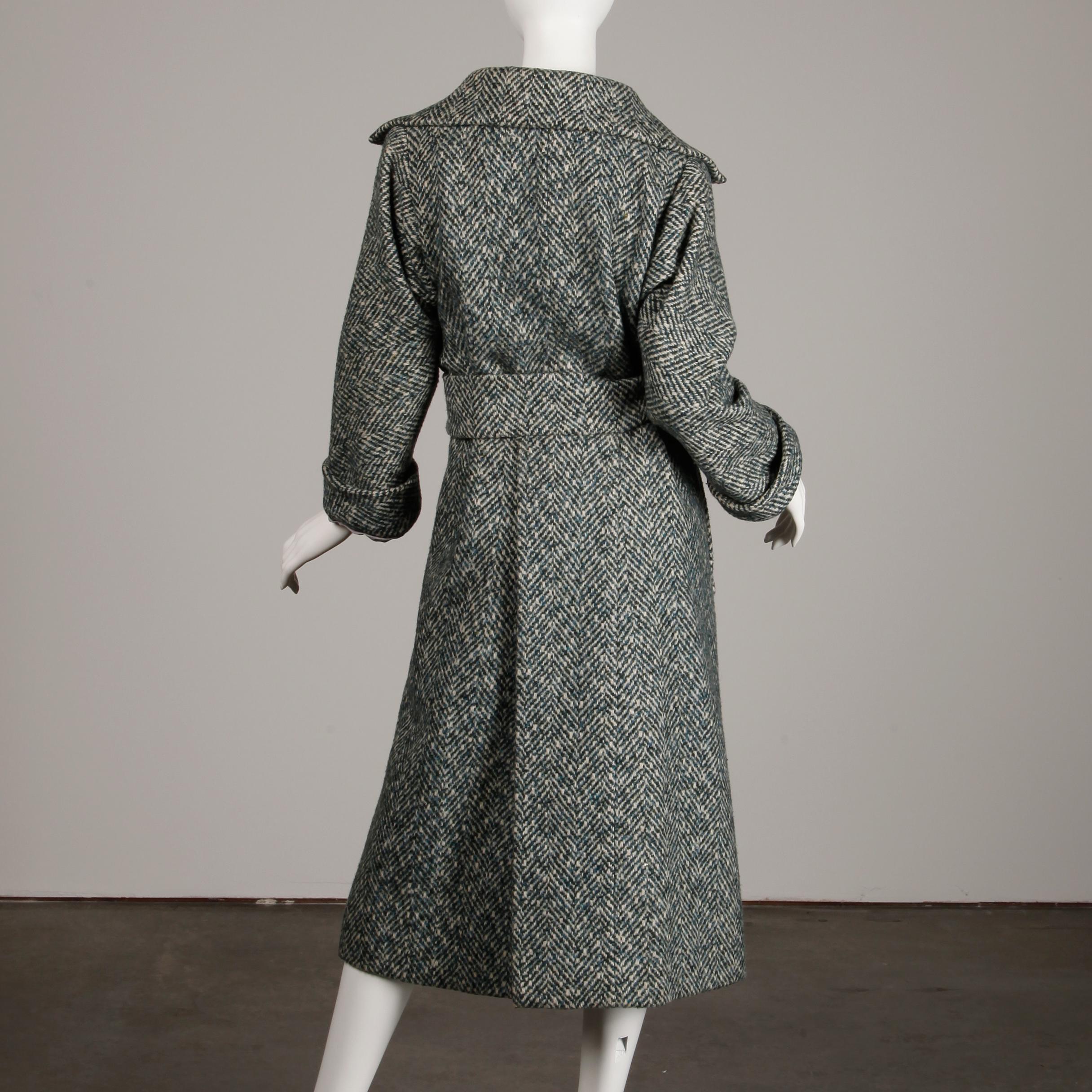 1970 Pauline Trigere Vintage Herringbone Heavy Wool Belted Coat (Manteau à ceinture en laine épaisse) en vente 7