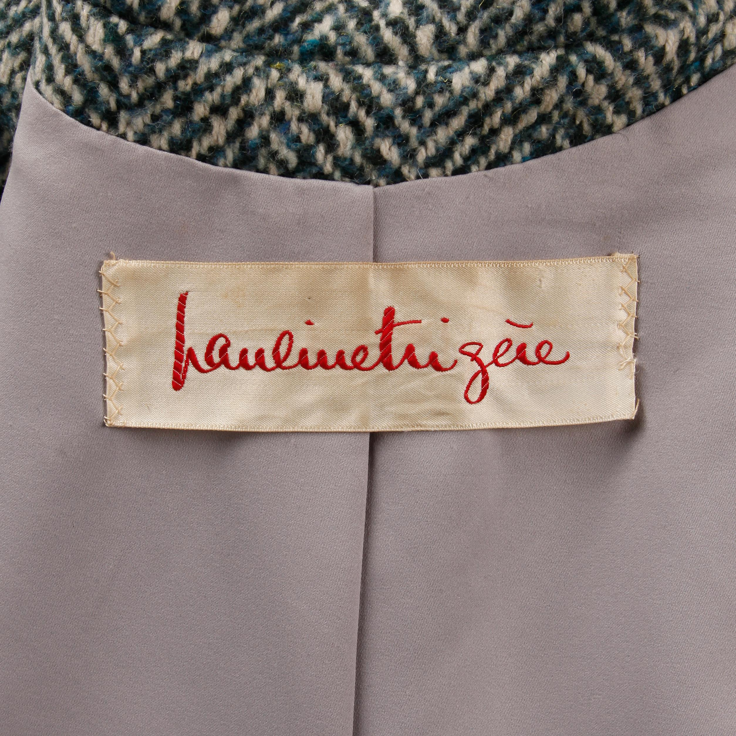 Manteau vintage chic à ceinture de Pauline Trigere des années 1970, en laine épaisse à chevrons. Col rabattable. Entièrement doublé, il se ferme par un bouton et une cravate sur le devant. (La cravate est attachée dans le dos, mais peut facilement