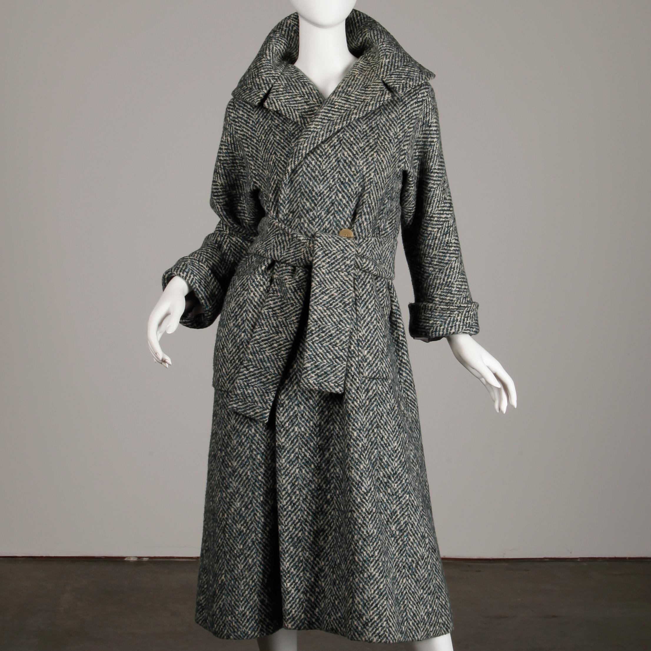 1970 Pauline Trigere Vintage Herringbone Heavy Wool Belted Coat (Manteau à ceinture en laine épaisse) Pour femmes en vente
