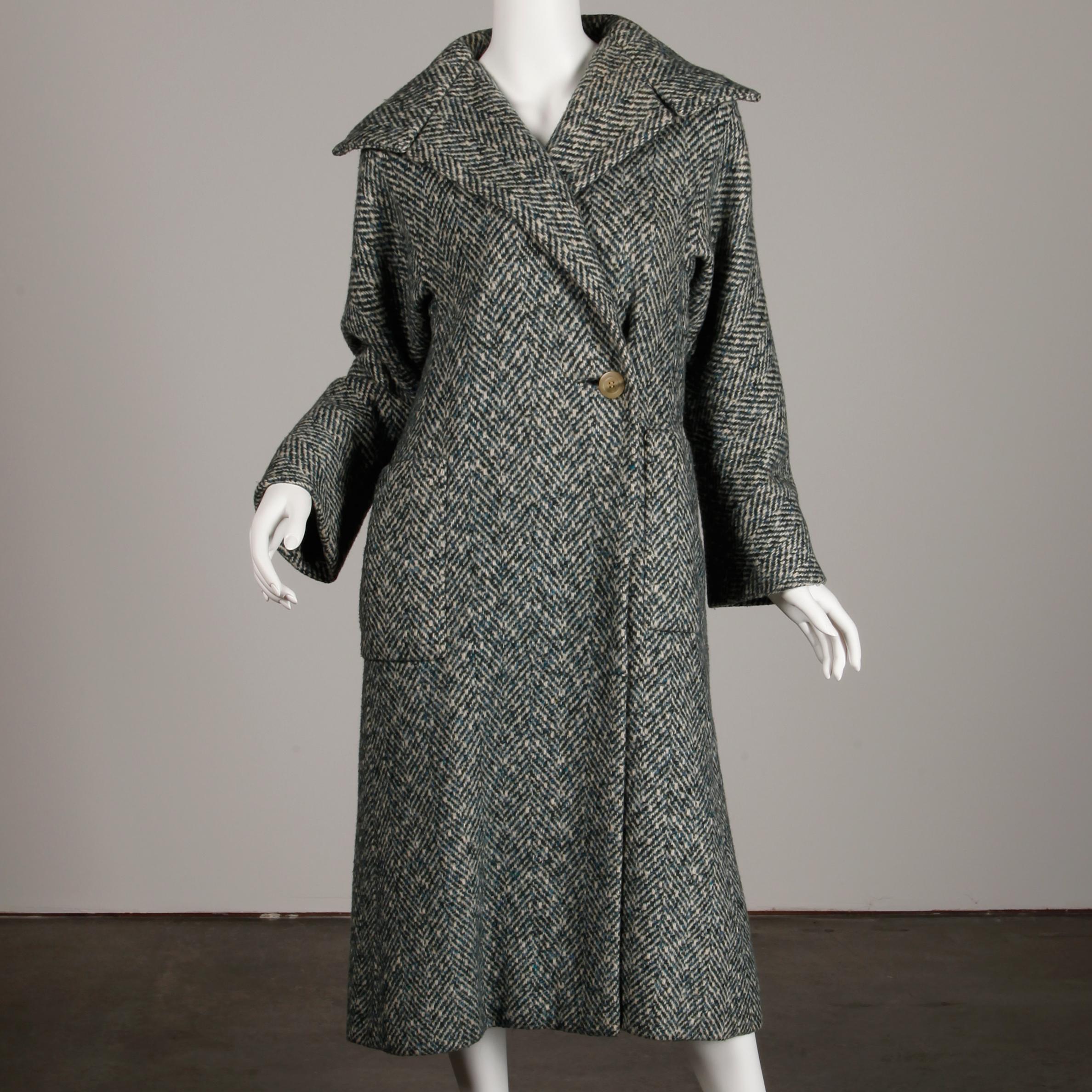 1970 Pauline Trigere Vintage Herringbone Heavy Wool Belted Coat (Manteau à ceinture en laine épaisse) en vente 4