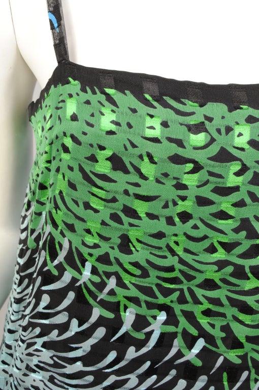 1970er Pauline Trigere Wickelkleid aus Seidenchiffon im Wickelstil mit großem passenden Schal (Schwarz) im Angebot