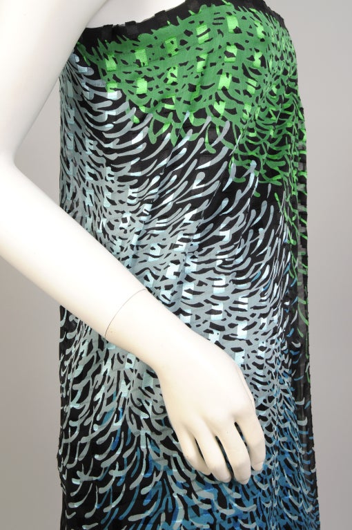 1970er Pauline Trigere Wickelkleid aus Seidenchiffon im Wickelstil mit großem passenden Schal im Zustand „Hervorragend“ im Angebot in New Hope, PA