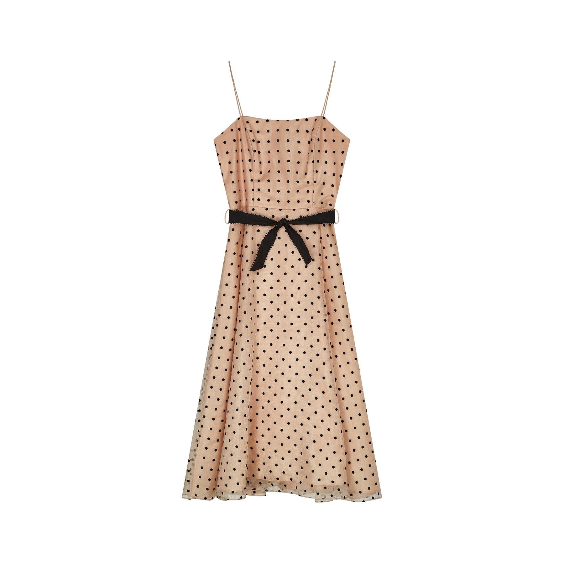 Este vestido parece sacado de los años 50, pero casi con toda seguridad se fabricó en los años 70. Me encanta el tejido tipo gasa de peso medio con lunares negros de terciopelo flocado. El vestido tiene costuras princesa y la falda es un diseño