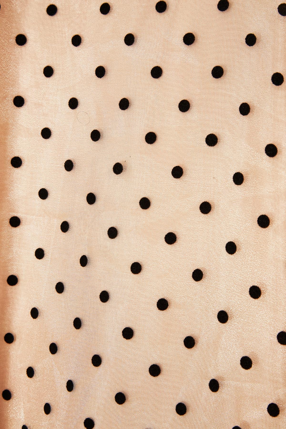 1970er Pfirsichfarbenes und schwarzes Polka Dot Kleid aus Samt im Zustand „Hervorragend“ im Angebot in London, GB