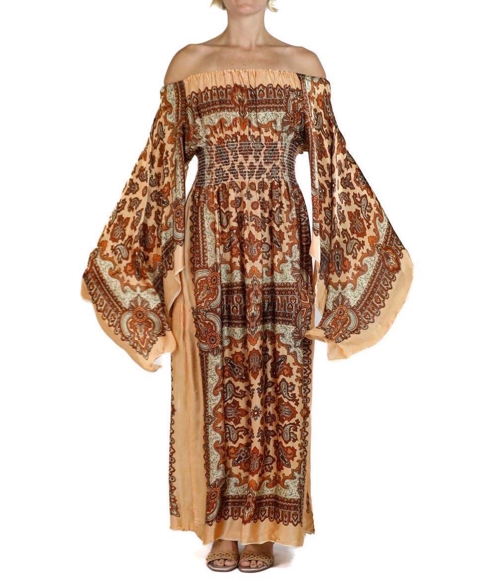 1970S Pfirsich, Brown & Weiß Paisly Kleid im Zustand „Hervorragend“ im Angebot in New York, NY