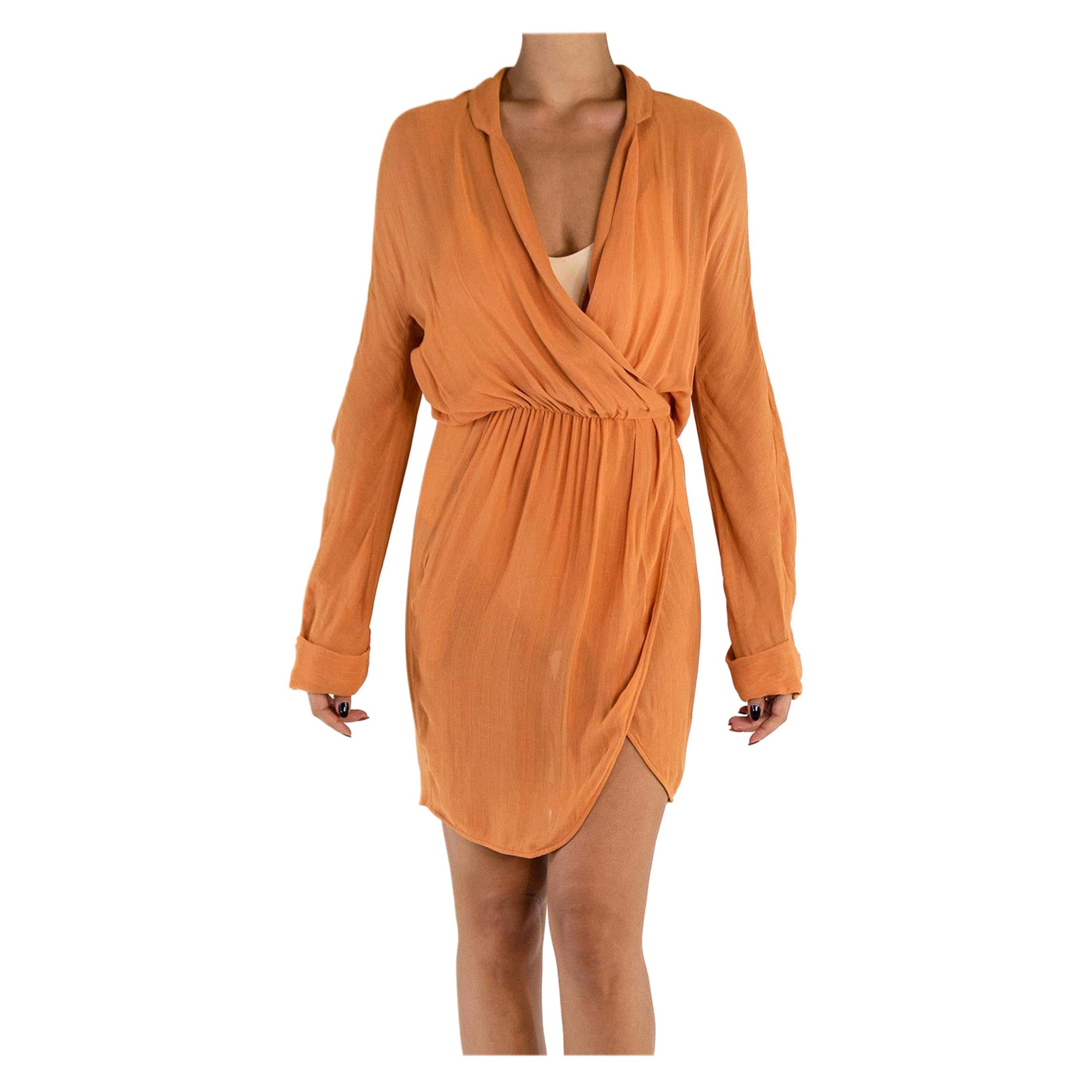 Abito a portafoglio in chiffon di rayon color pesca degli anni '70 con tasche in vendita