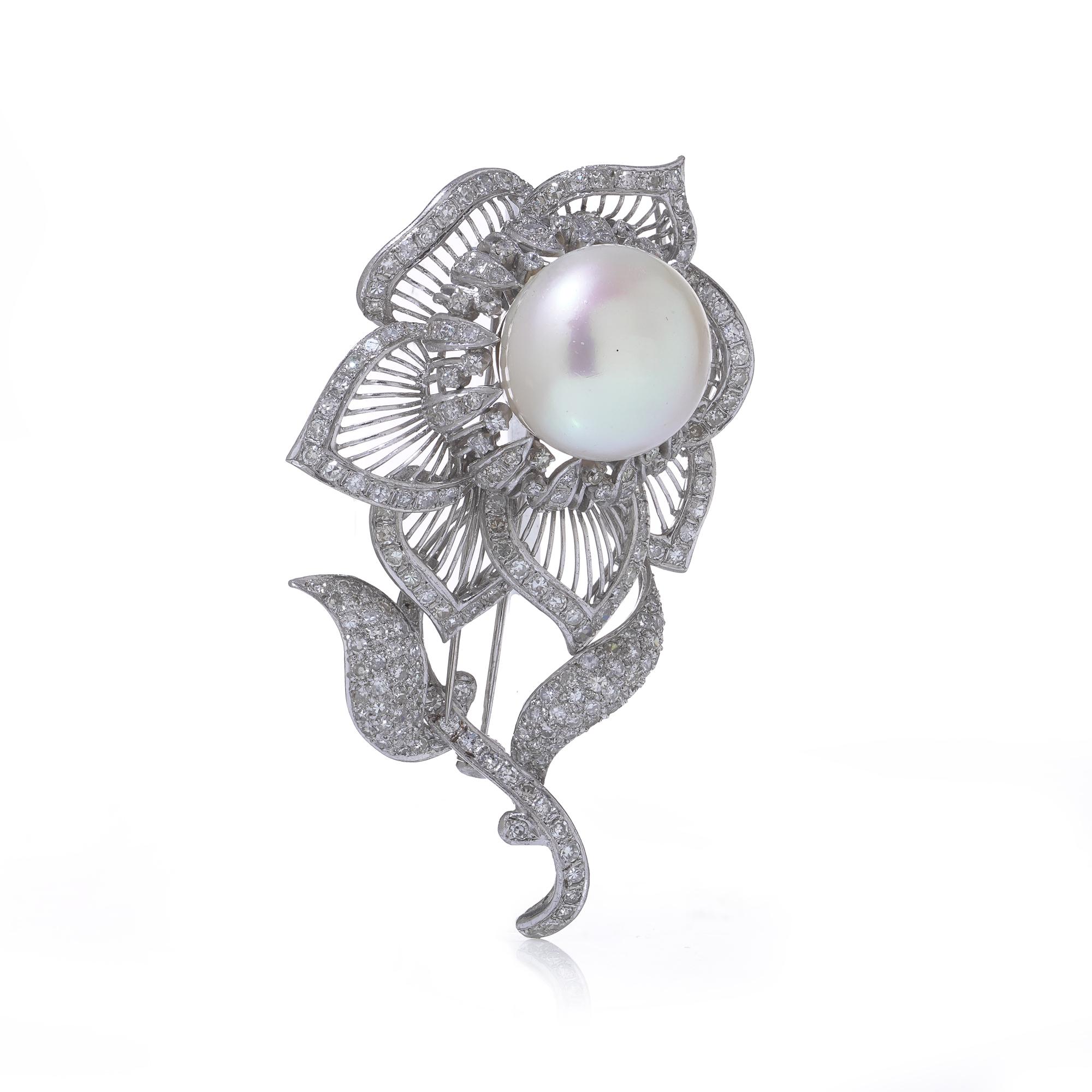 Taille ronde Broche en or blanc et argent avec perles et diamants des années 1970 en vente