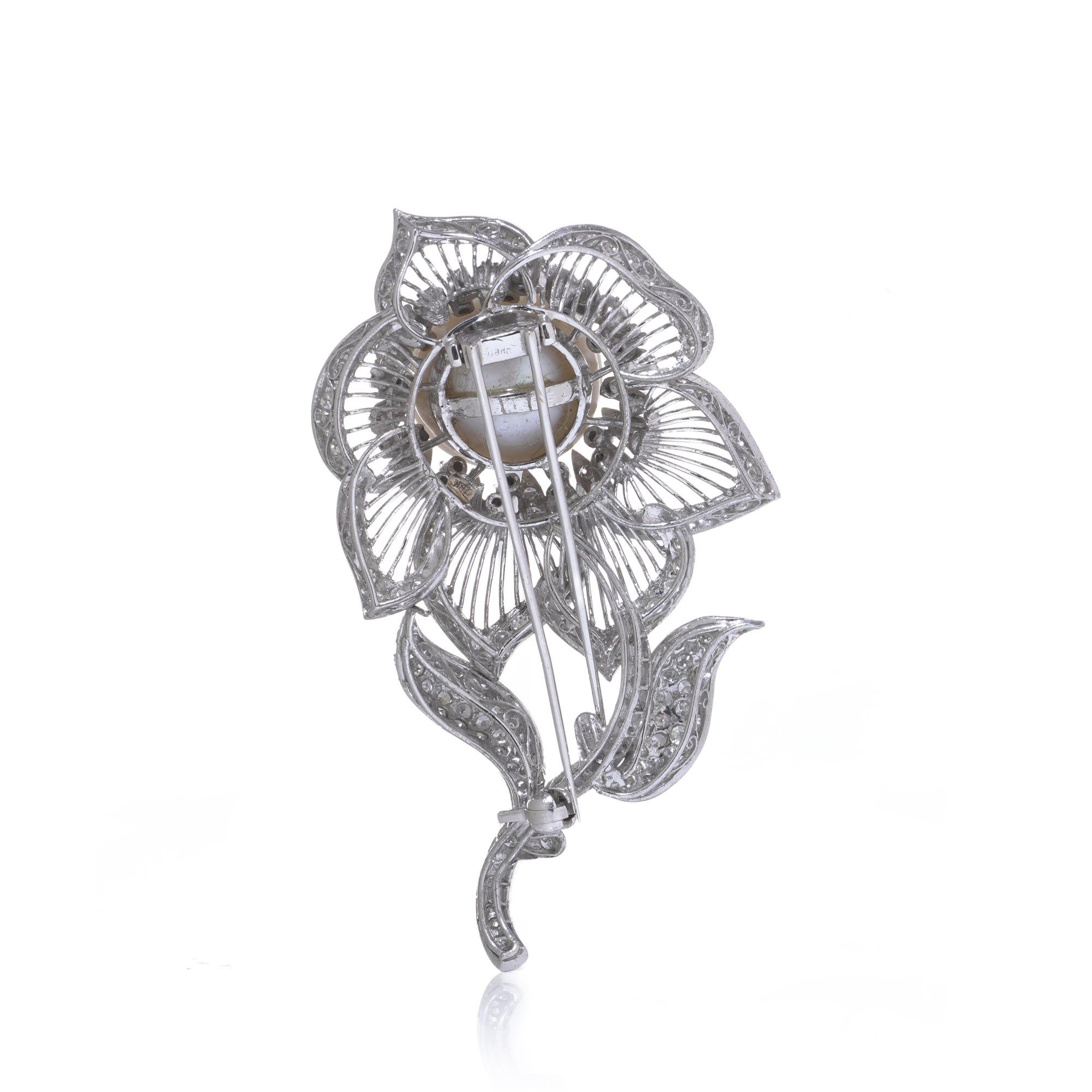 Broche en or blanc et argent avec perles et diamants des années 1970 Bon état - En vente à Braintree, GB