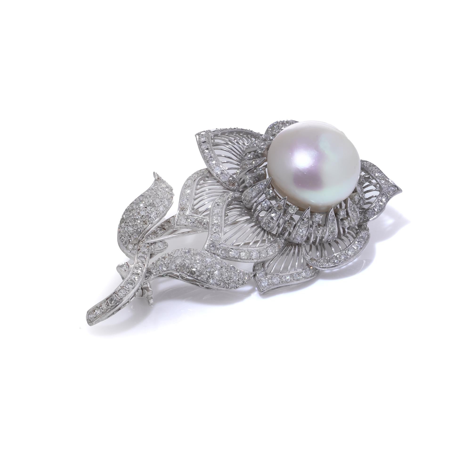 Broche en or blanc et argent avec perles et diamants des années 1970 Pour femmes en vente