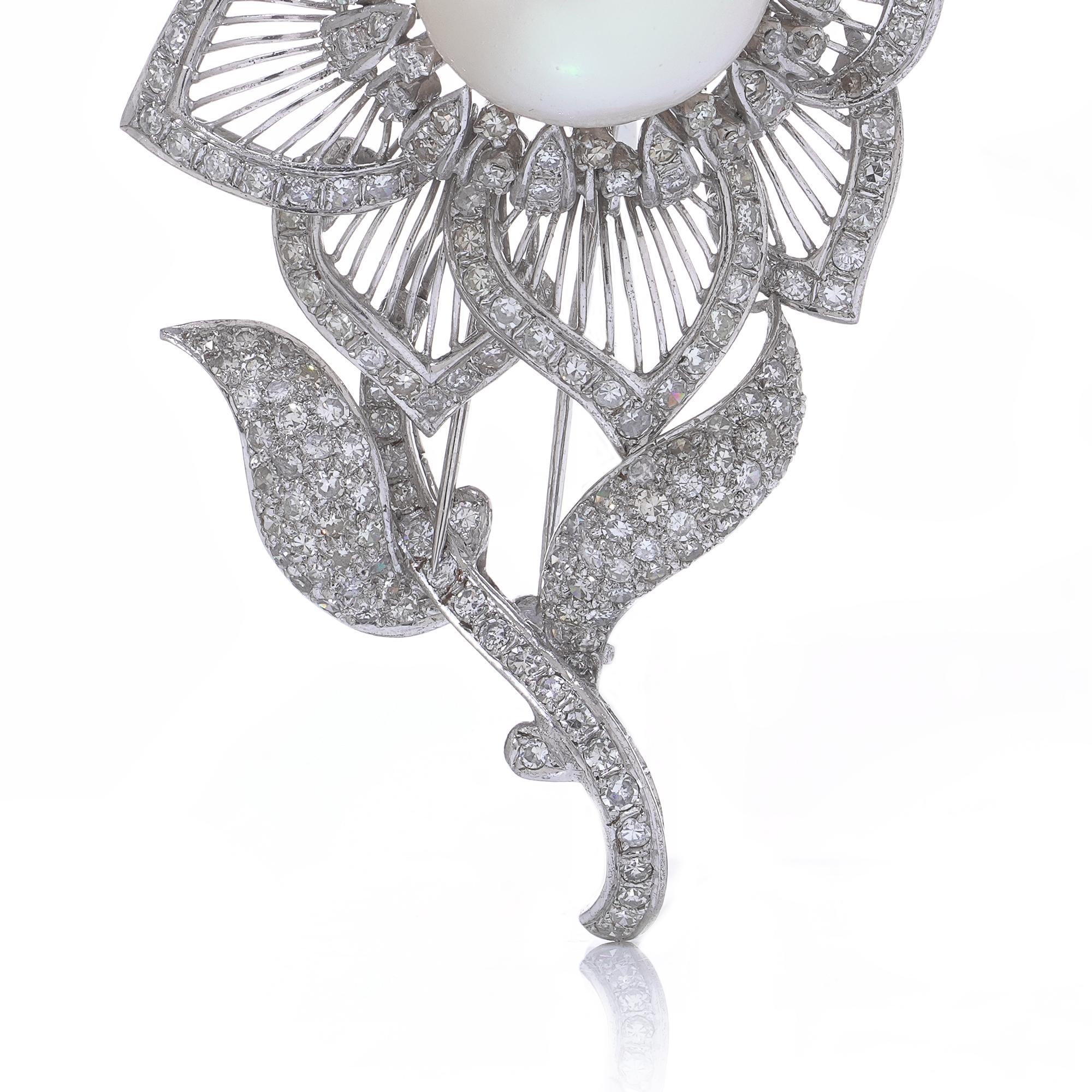 Broche en or blanc et argent avec perles et diamants des années 1970 en vente 2