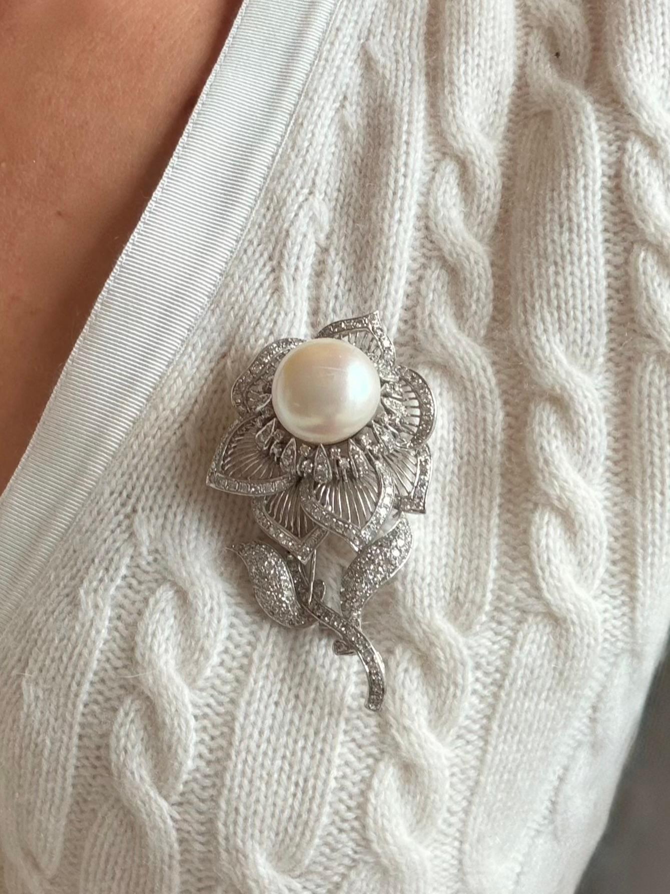 Broche en or blanc et argent avec perles et diamants des années 1970 en vente 4