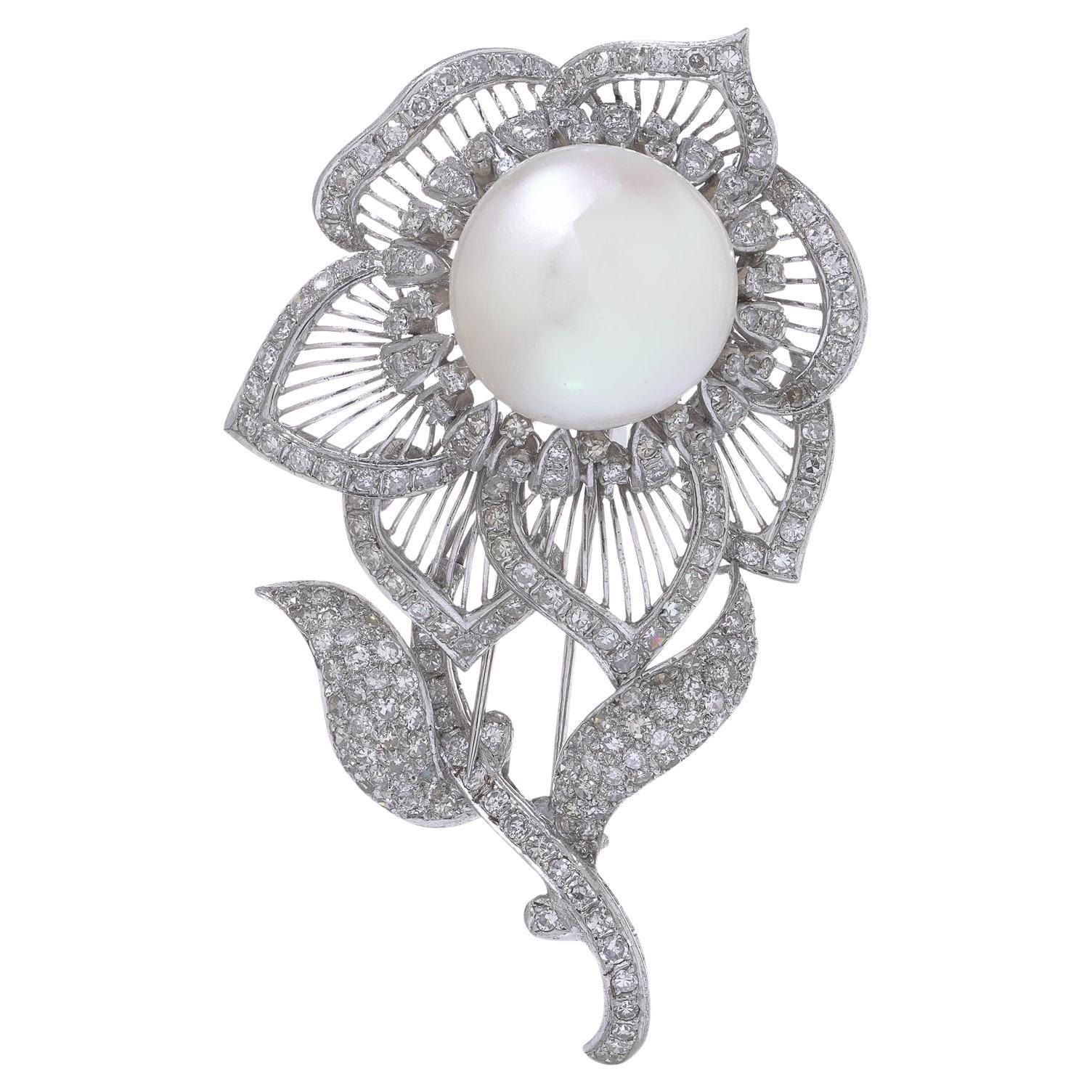 Spilla con perle e diamanti in oro bianco e argento degli anni 
70