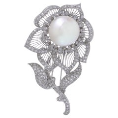 Spilla con perle e diamanti in oro bianco e argento degli anni
70