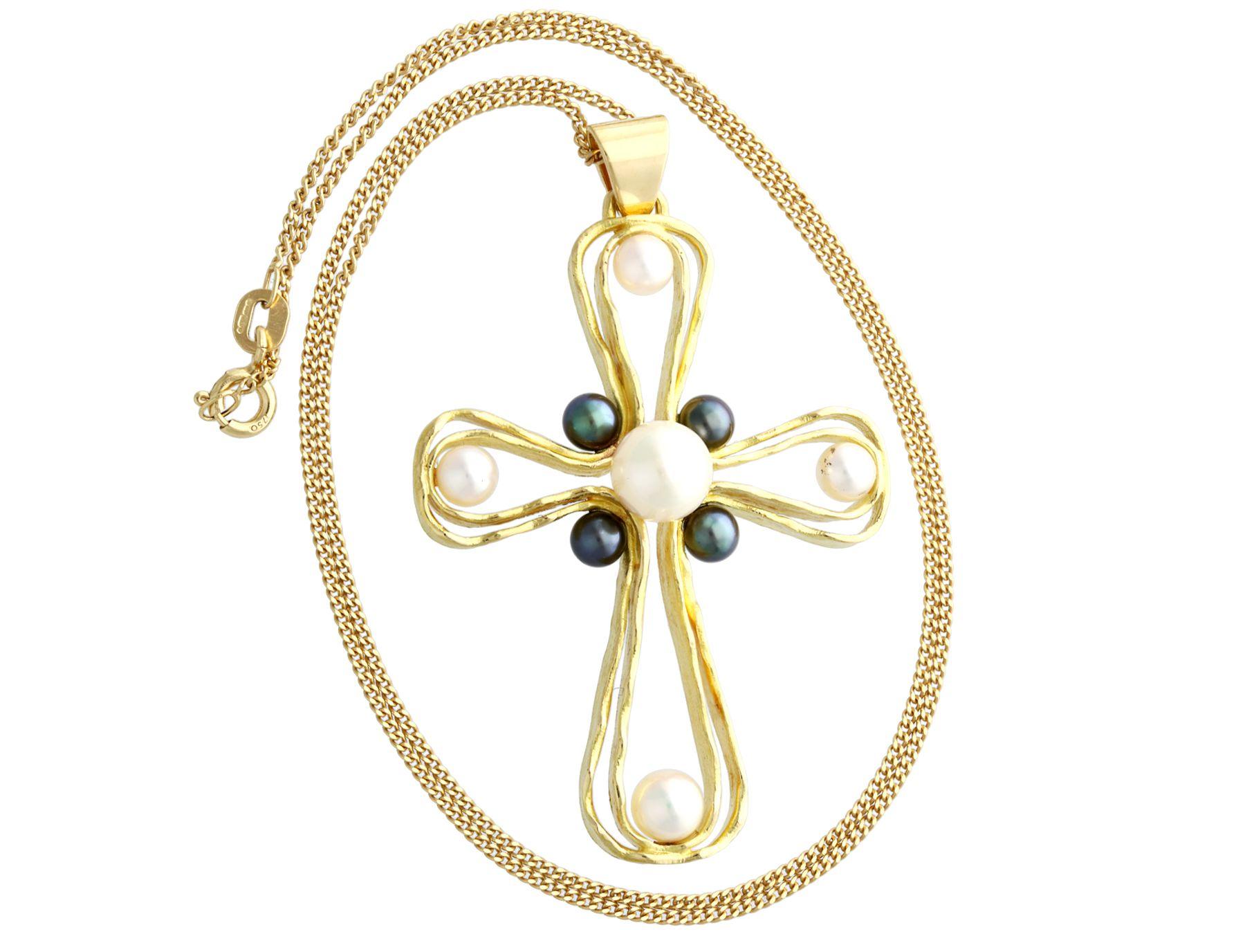 A fine and impressive vintage cultured pearl and 18k yellow gold cross pendant; part of our diverse vintage jewelry and estate jewelry collections.

This fine and impressive vintage pearl necklace has been crafted in 18k yellow gold.

A 7.5mm