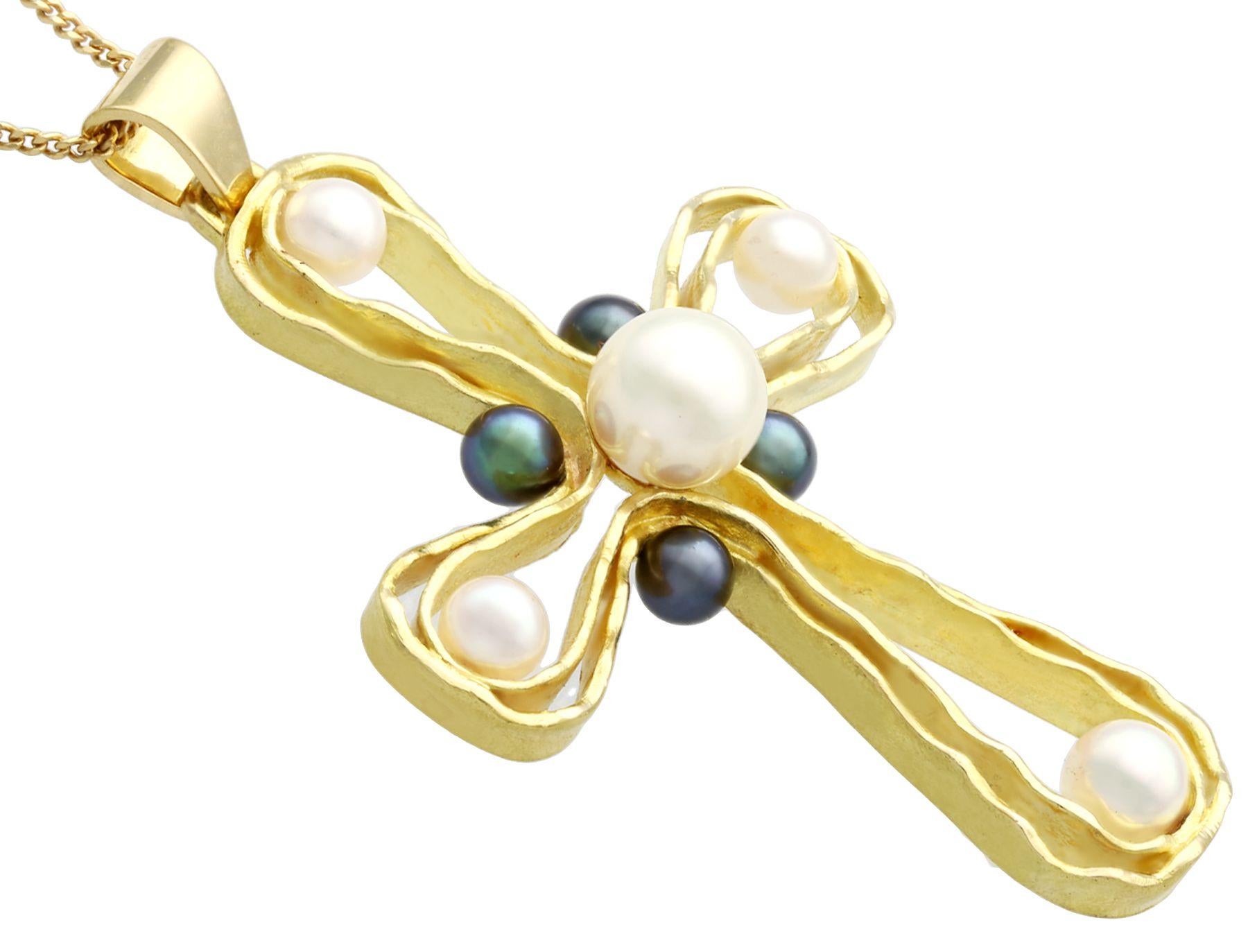 Taille ronde Pendentif croix en perles et or jaune des années 1970 en vente