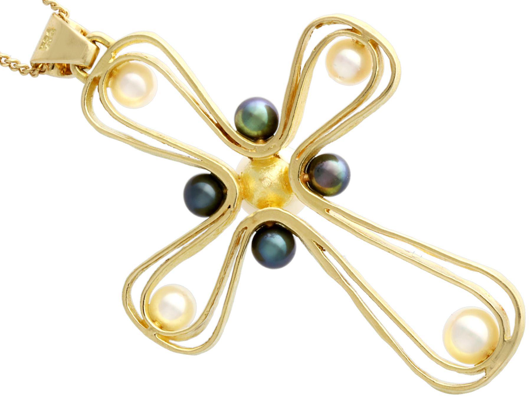 Pendentif croix en perles et or jaune des années 1970 Pour femmes en vente