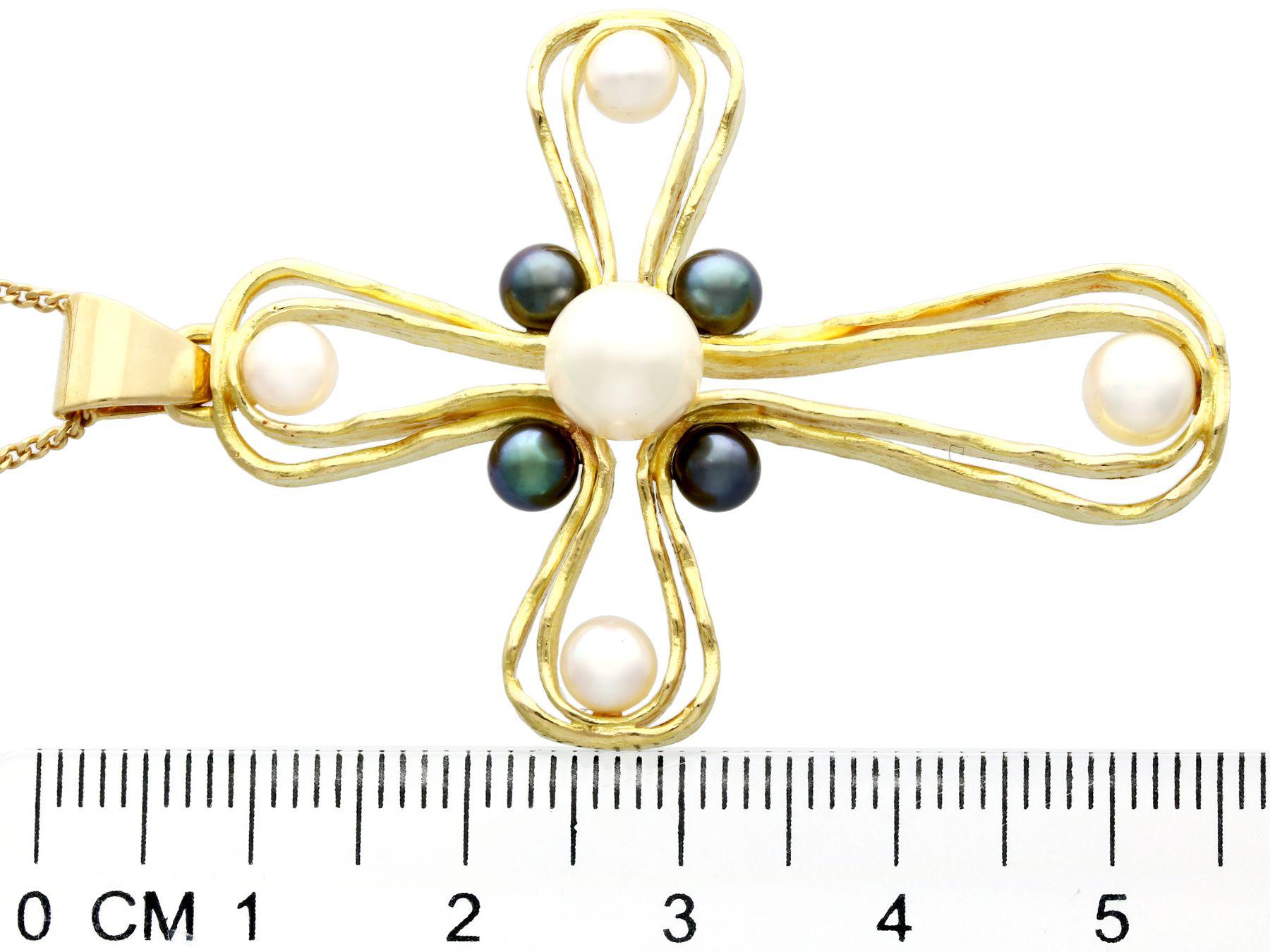 Pendentif croix en perles et or jaune des années 1970 en vente 1