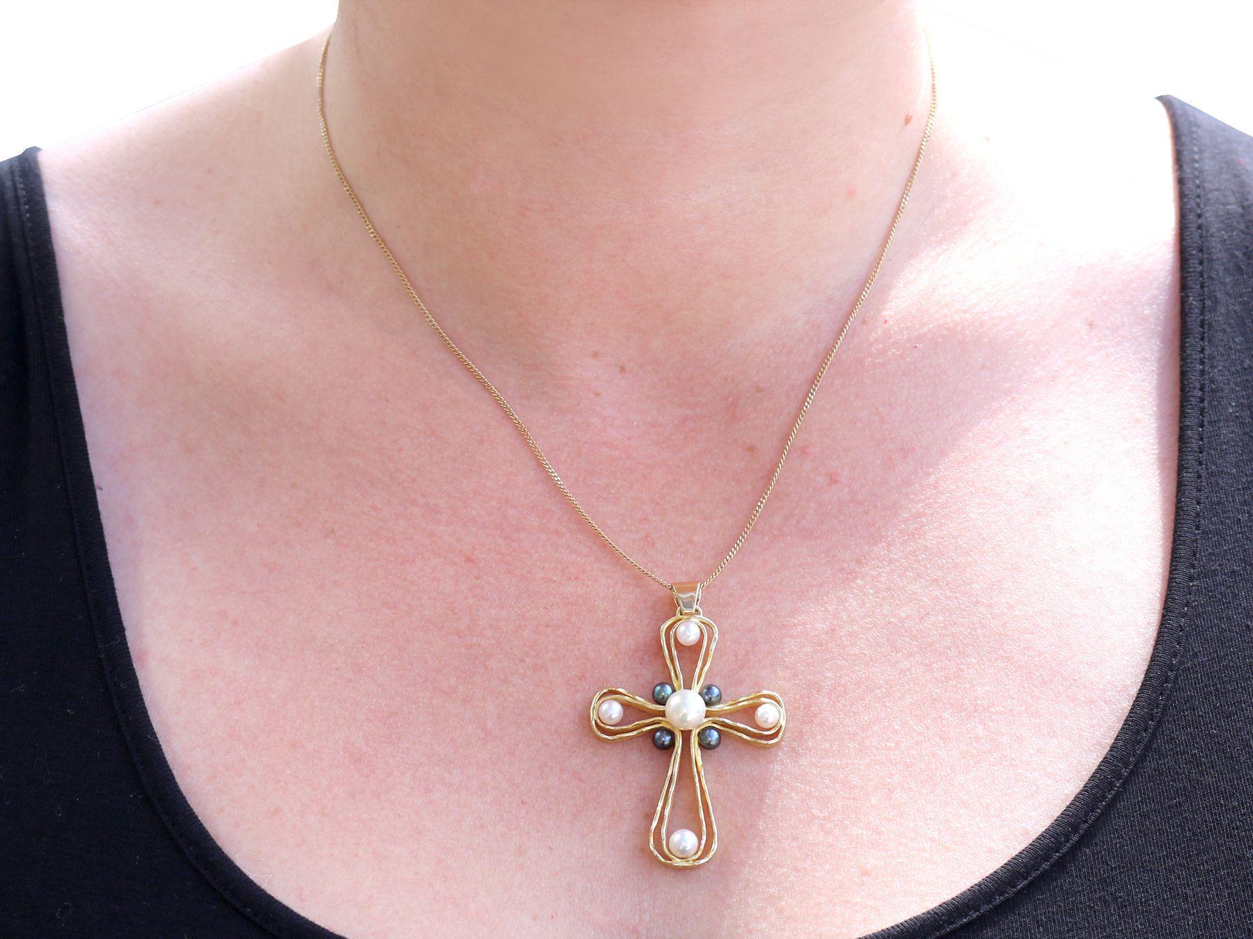 1970s Pearl and Yellow Gold Cross Pendant For Sale 1