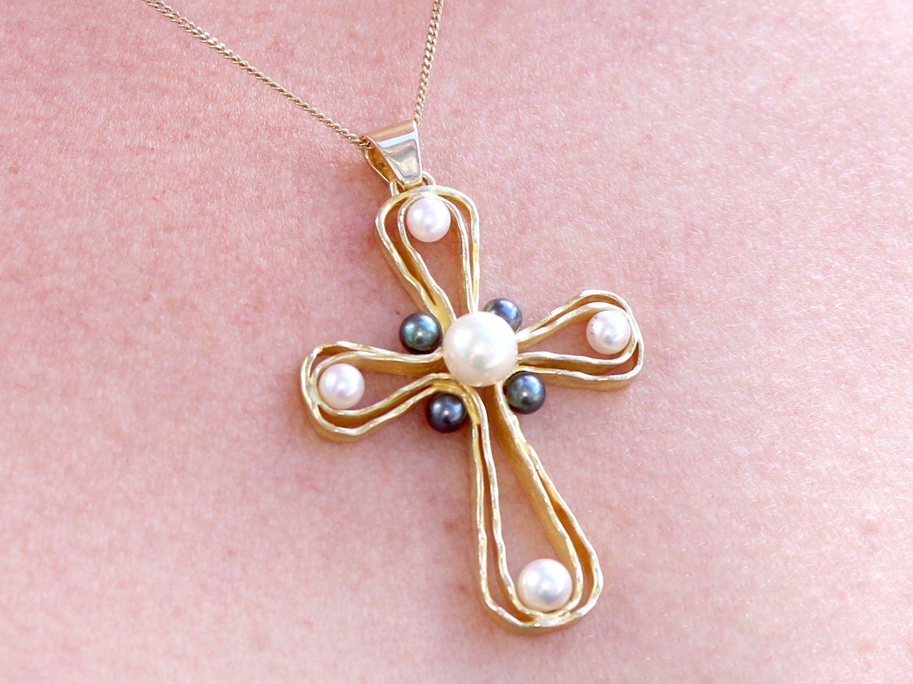 1970s Pearl and Yellow Gold Cross Pendant For Sale 2