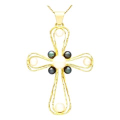 Ciondolo a forma di croce in oro giallo e perle degli anni '70
