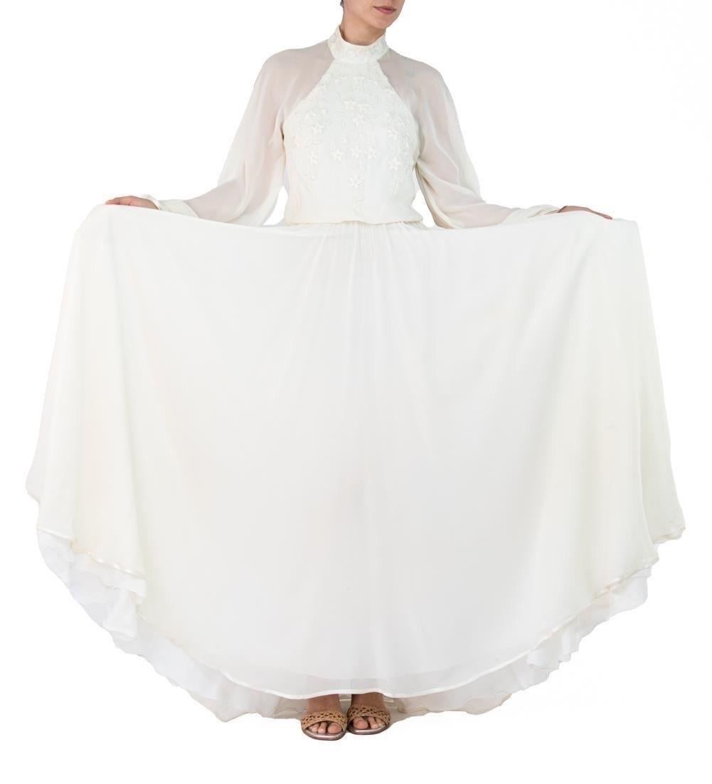 1970S Robe de Couture en mousseline de soie blanche perlée avec manches blousantes en vente 3